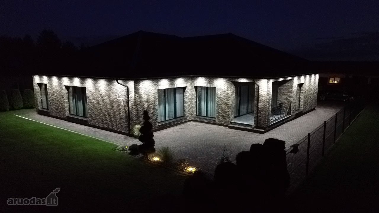 Yra namų, kurie atrodo gražiai nuotraukose.