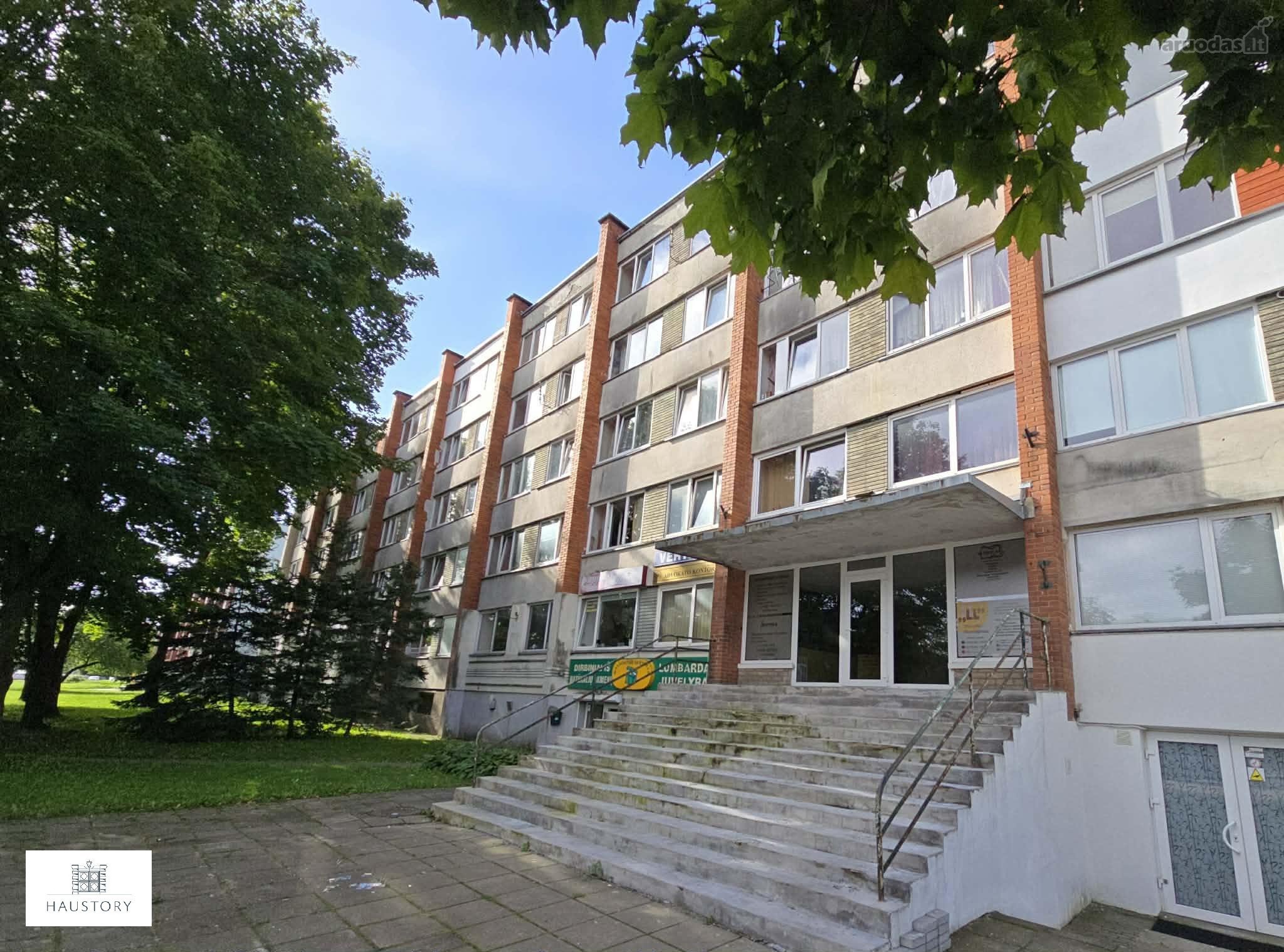 Parduodamas kambarys bendrabučio tipo name