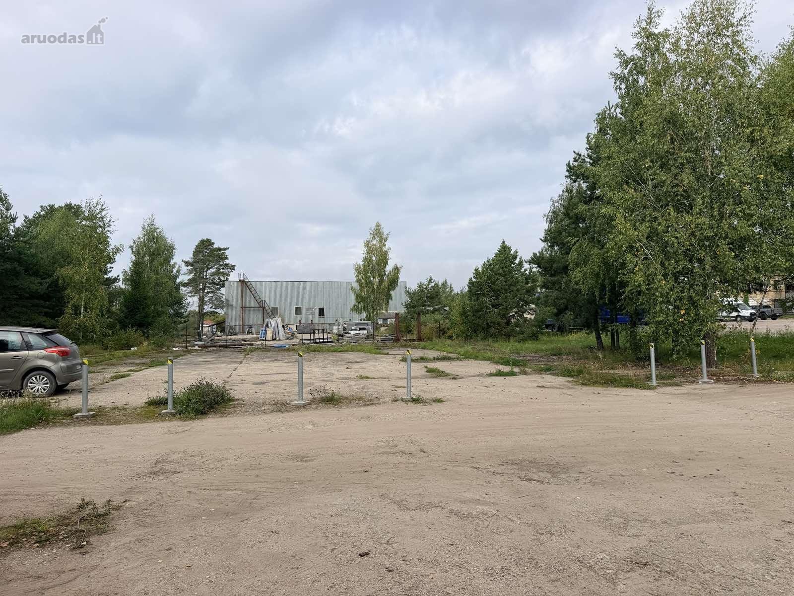Vilniaus G. 16b, Mickūnai, 10 a. Betonuota