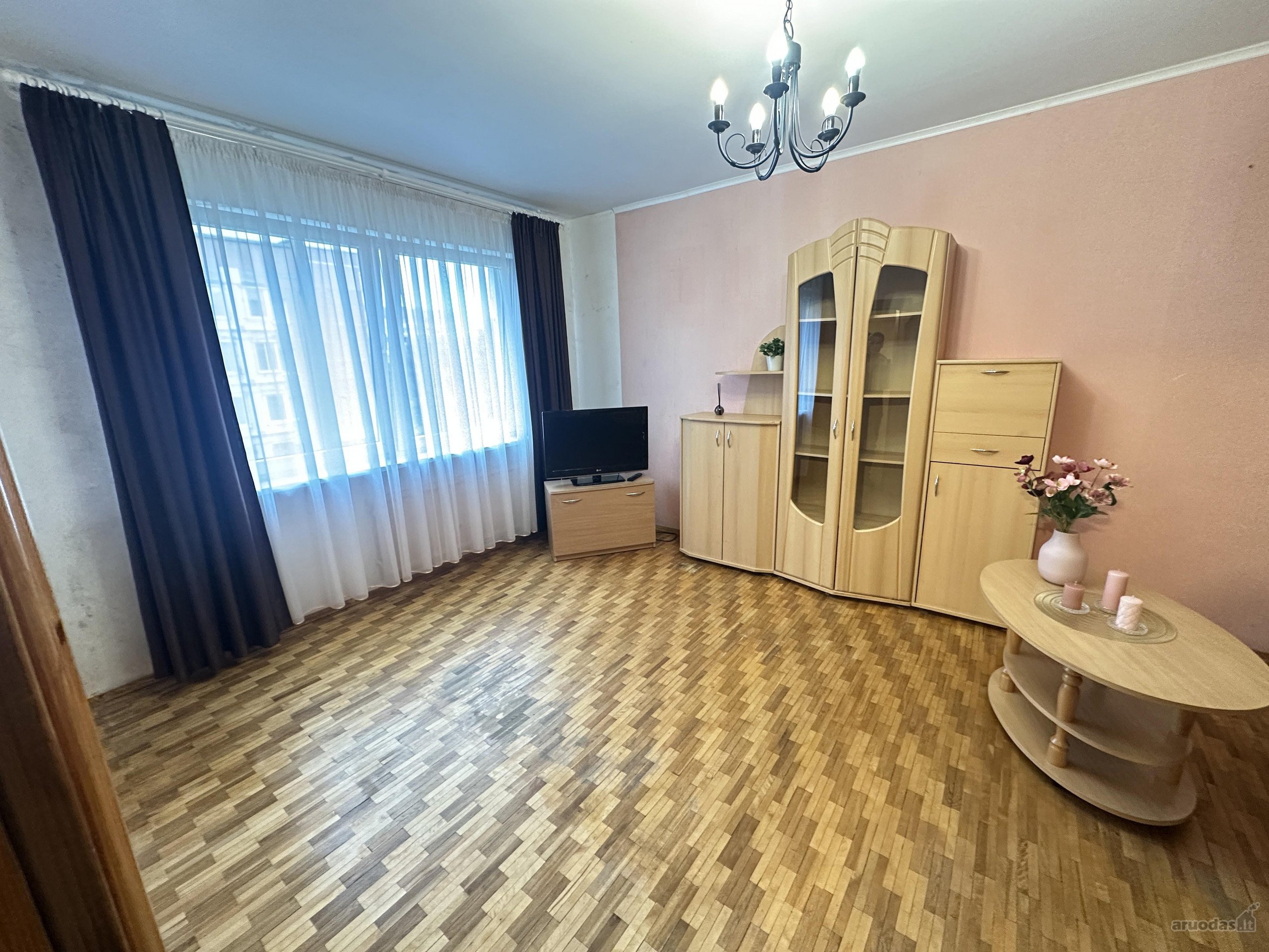 Parduodamas 2 nepereinamų kambarių butas su