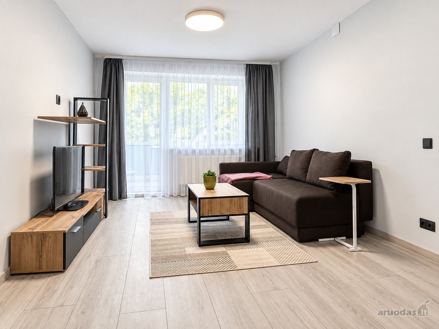 Išnuomojamas Erdvus 2 Kambarių Butas Žirmūnuose