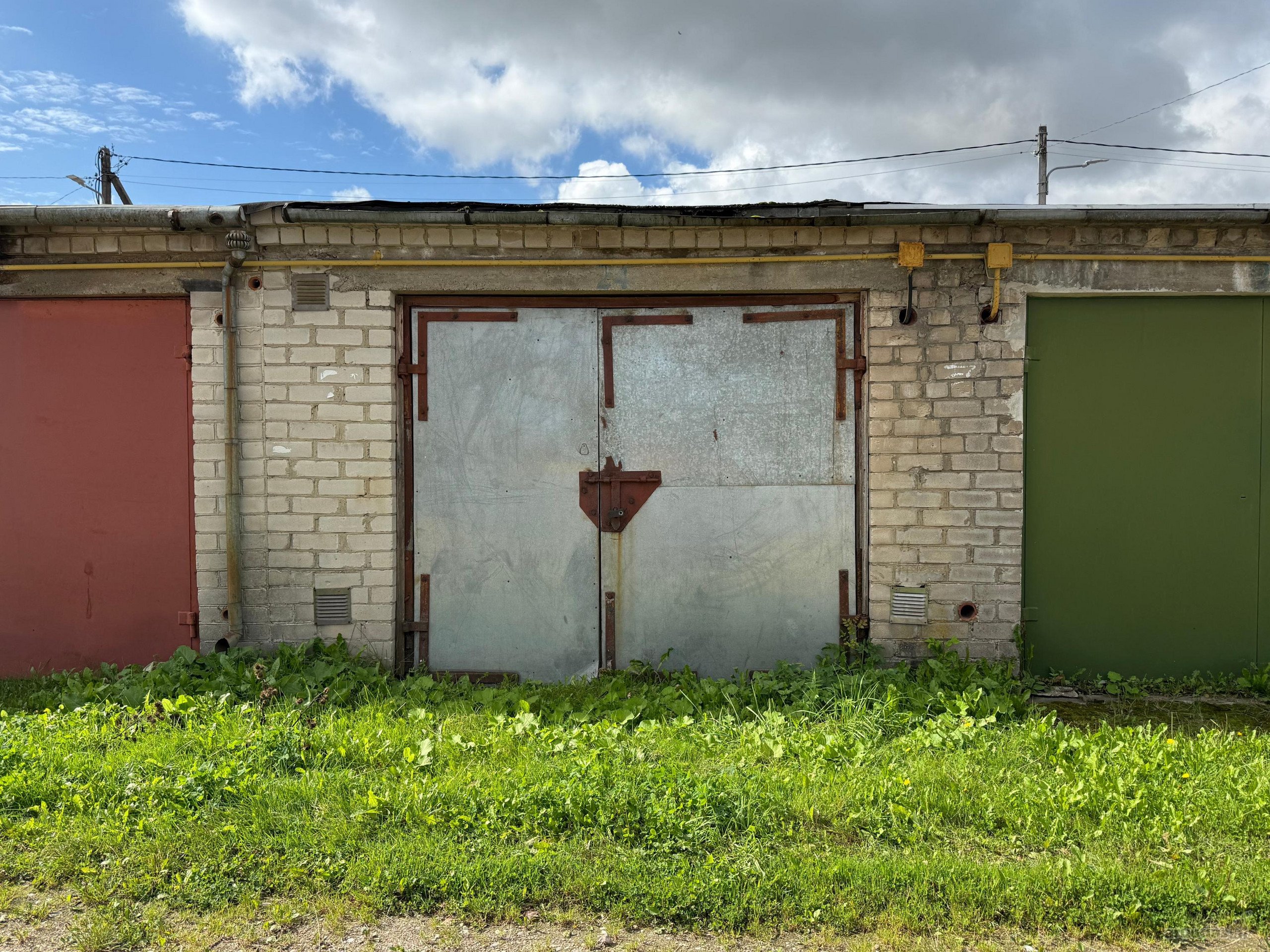 Parduodamas 21,6 m² ploto mūrinis garažas