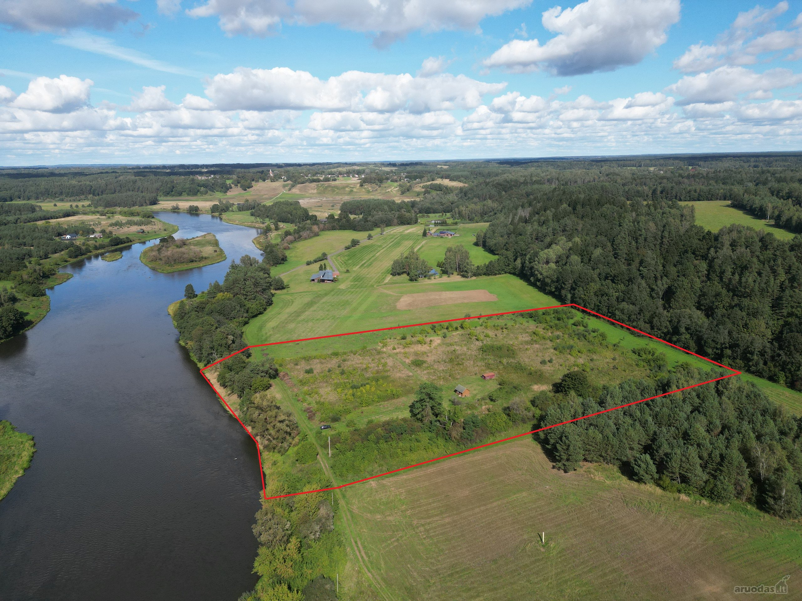 Širvintų rajone, visiškai šalia Kernavės