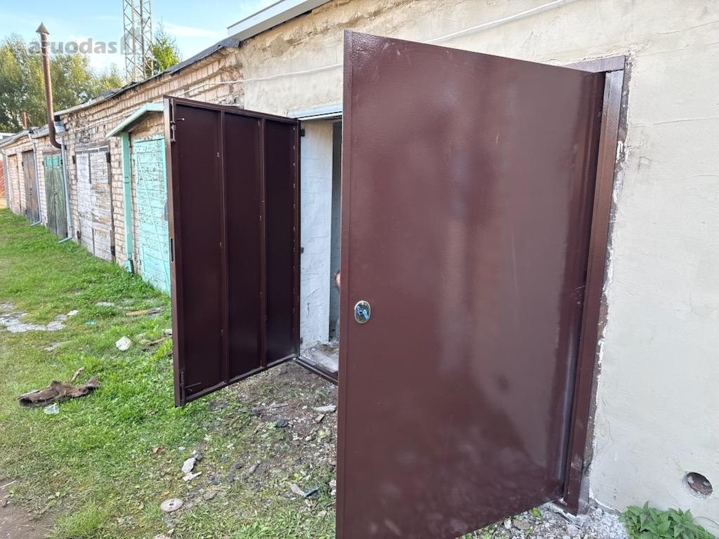 Suremontuotas stogas, nauji garažo vartai.