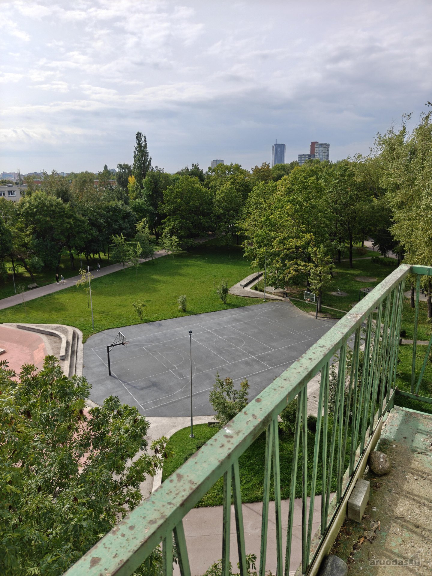 Šviesus saulėtas butukas ramioje vietoje su