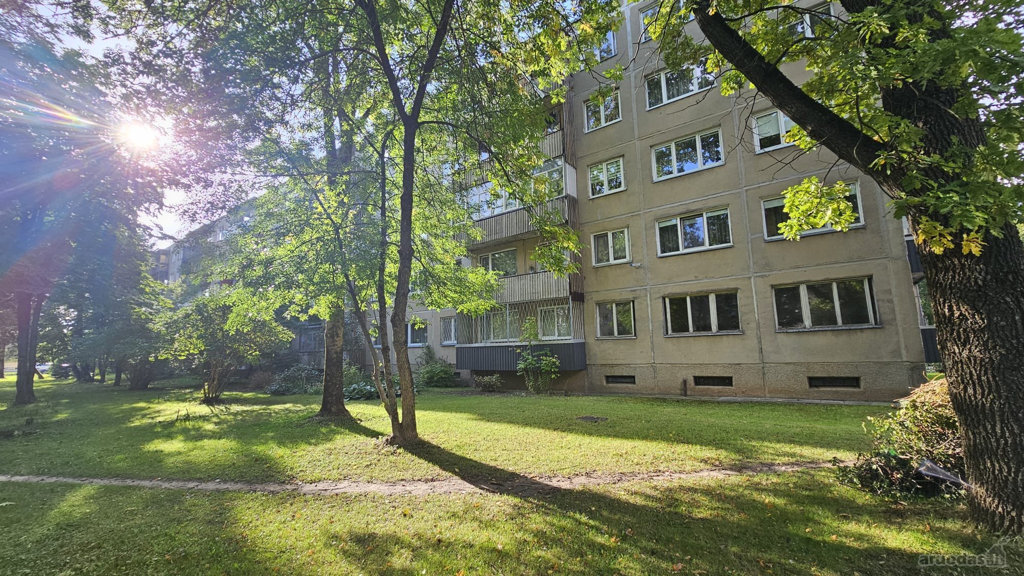Tiesioginis Vaizdas Į Parkelį Pro Jūsų Buto