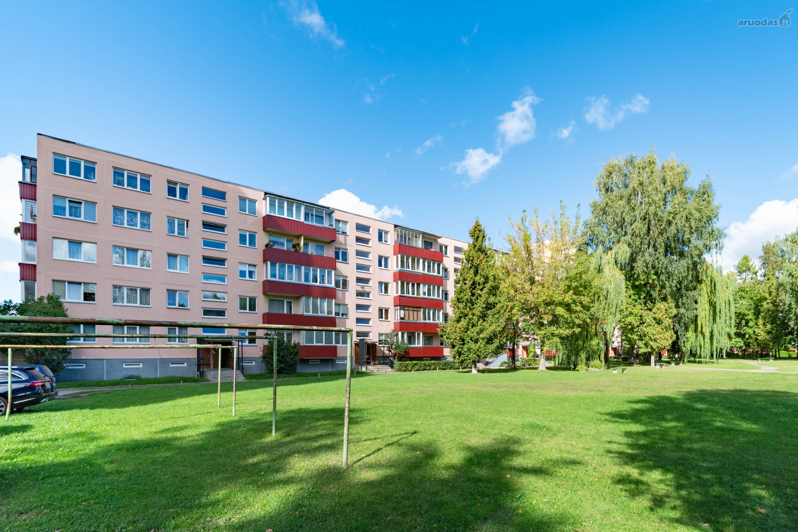 Jaukus, tvarkingas butas žalioje, ramioje