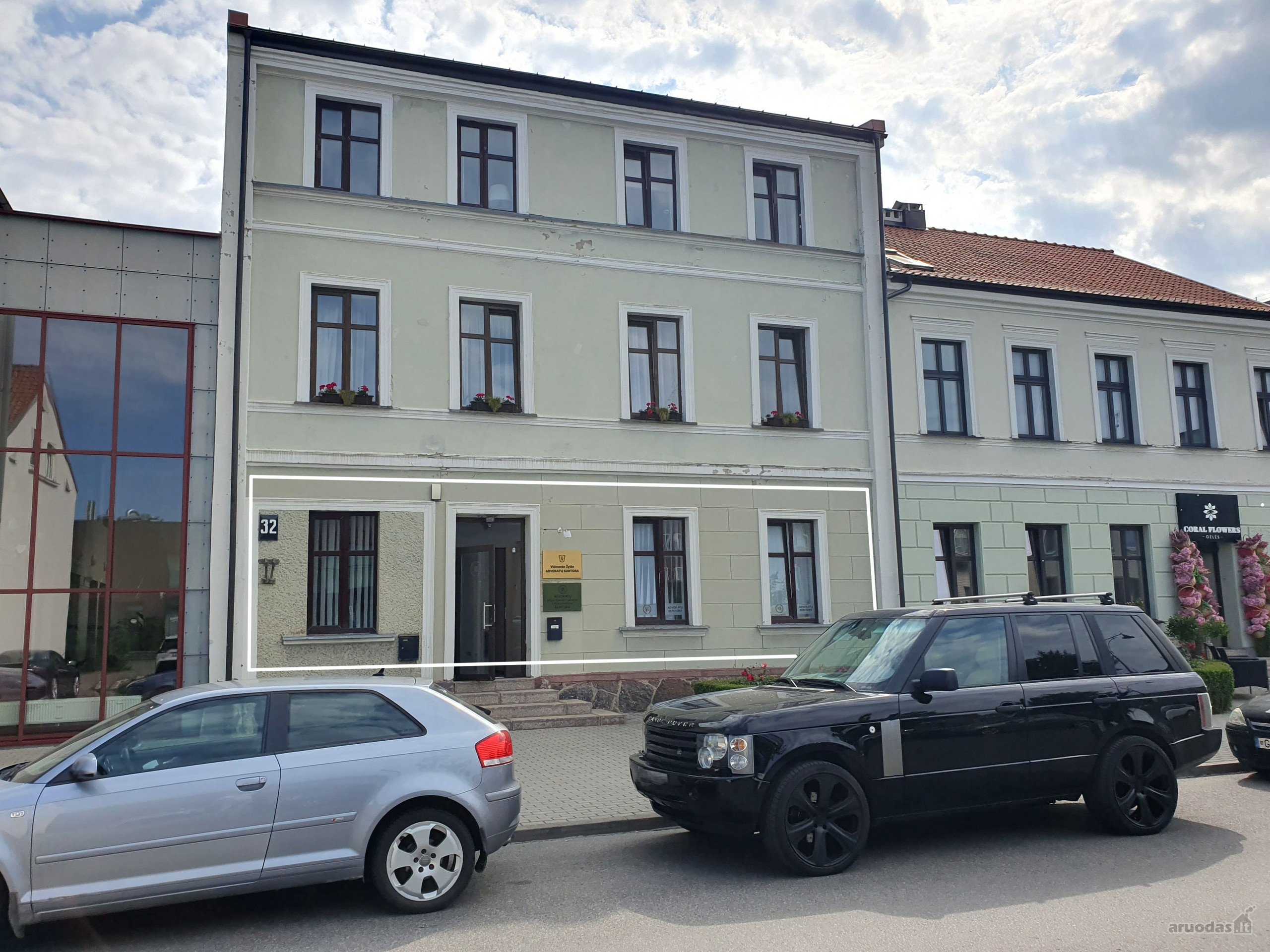 Administracinės patalpos su žemės sklypo dalimi 