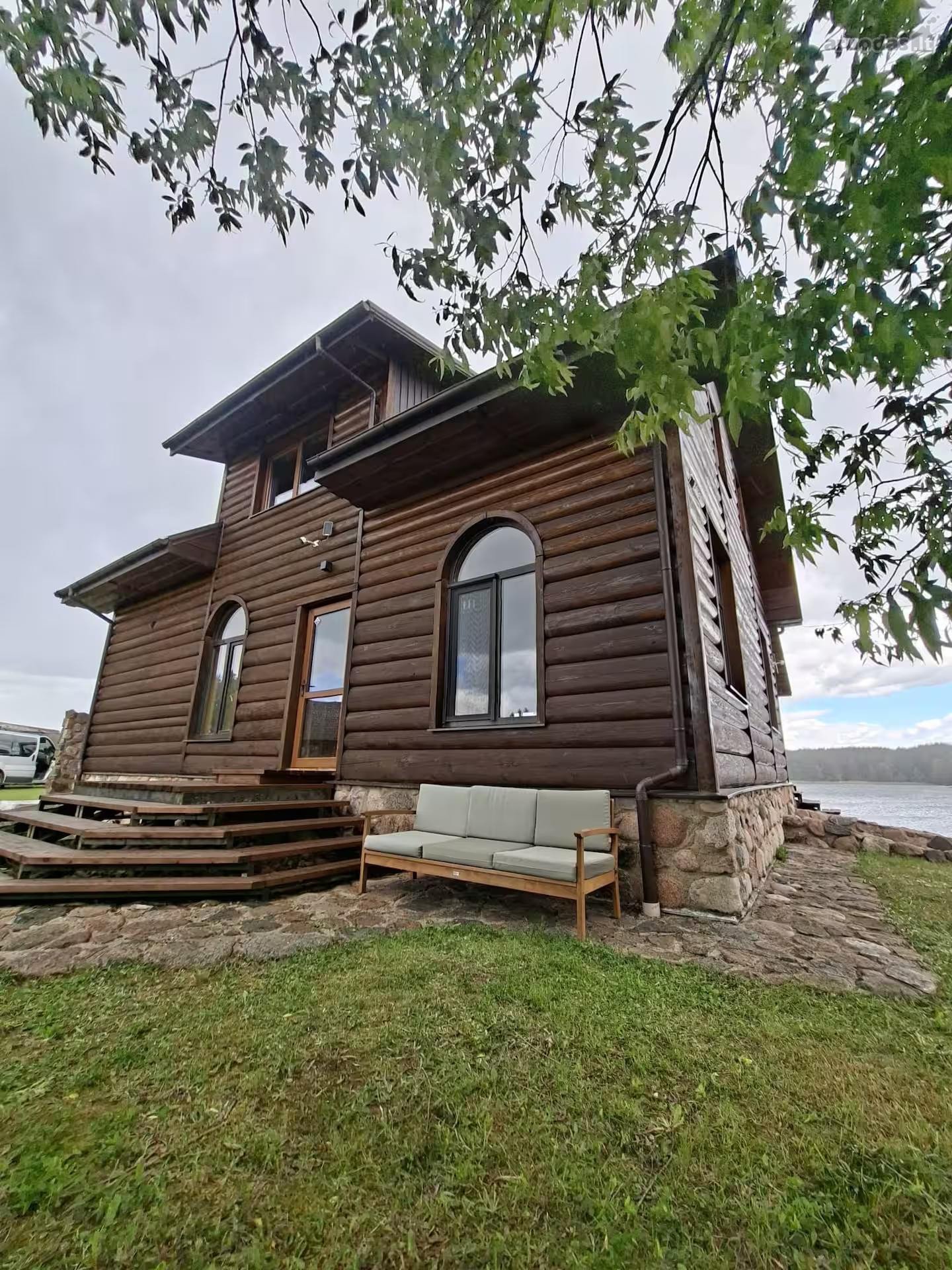Prabangi 200 m² vila prie ežero  7000 m²