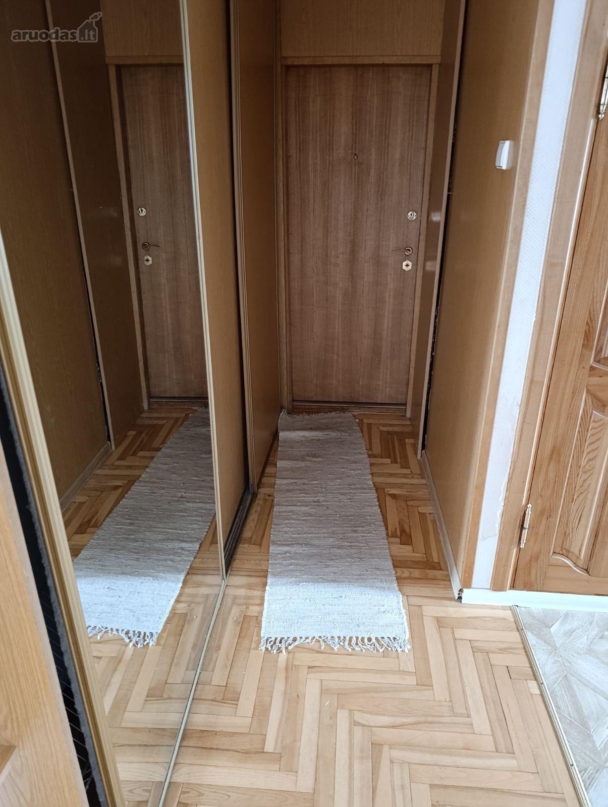 Iki Katedros aikštės pėsčiomis 15 minučių.