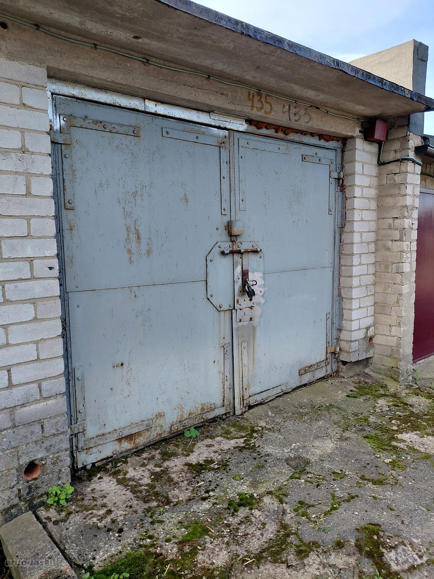 Tvarkingas garažas su duobe yra elektra (220v