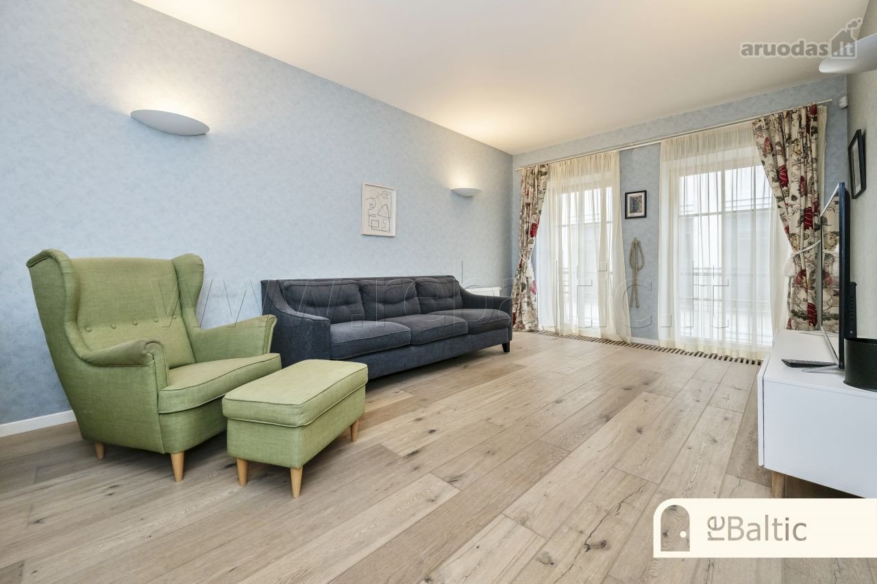Erdvus keturių kambarių butas su balkonu ir