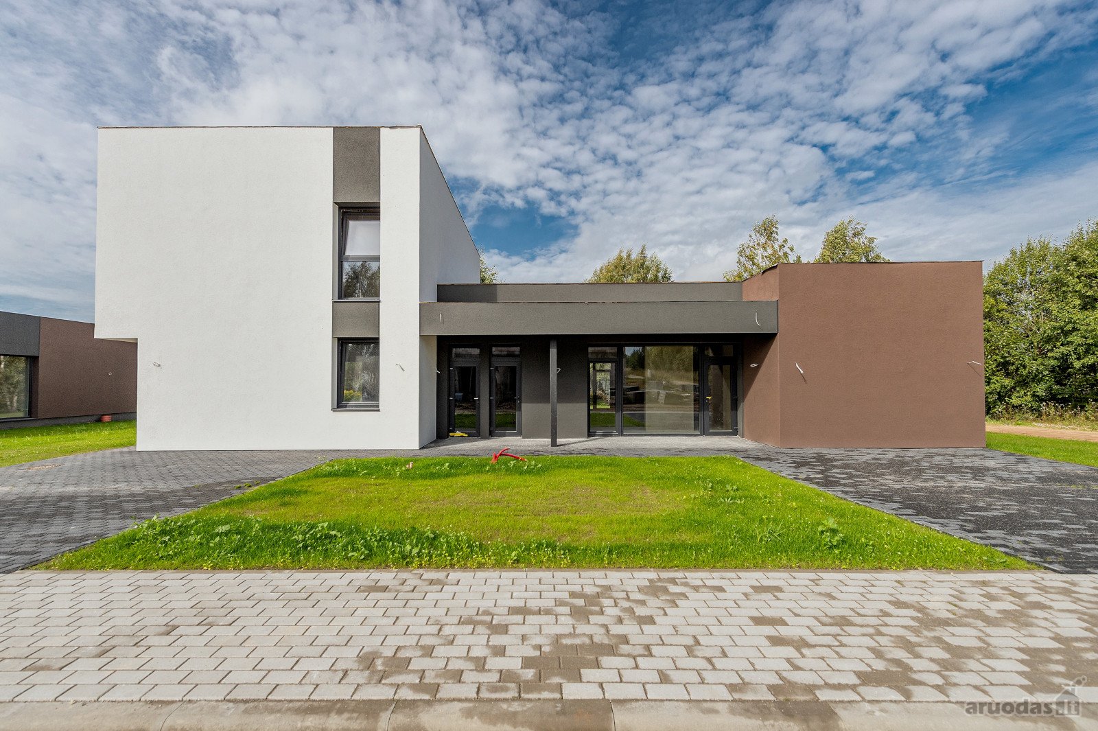 Parduodamas Dviejų Aukštų Namas Kvartale