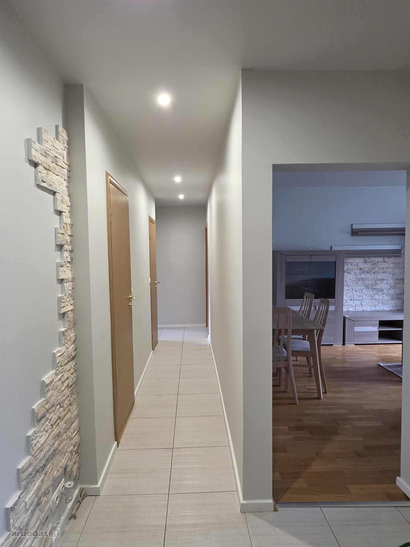 Nuomuojamas šviesus, erdvus 68m2 3 kambarių
