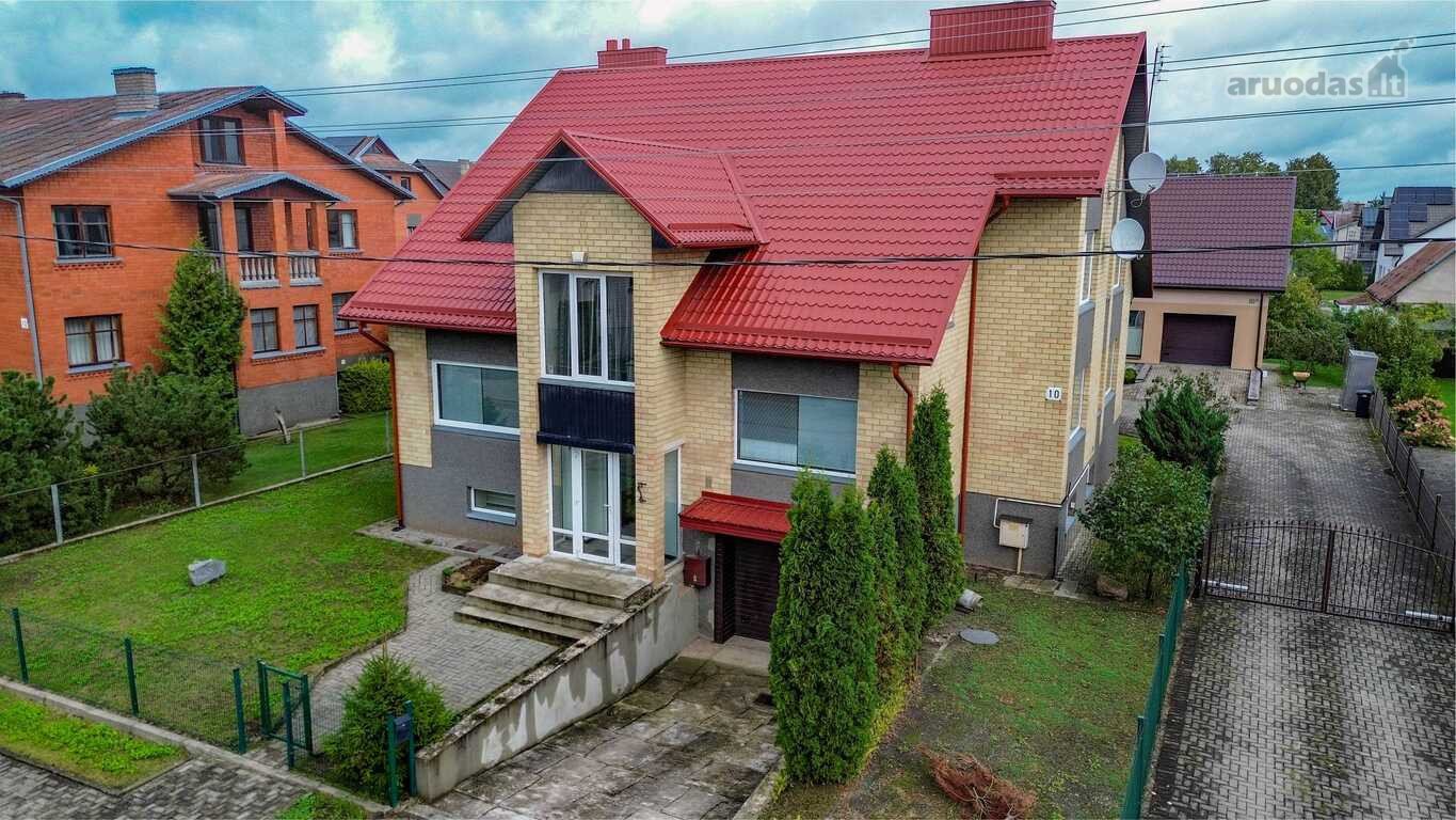 Parduodamas erdvus dviejų aukštų mūrinis