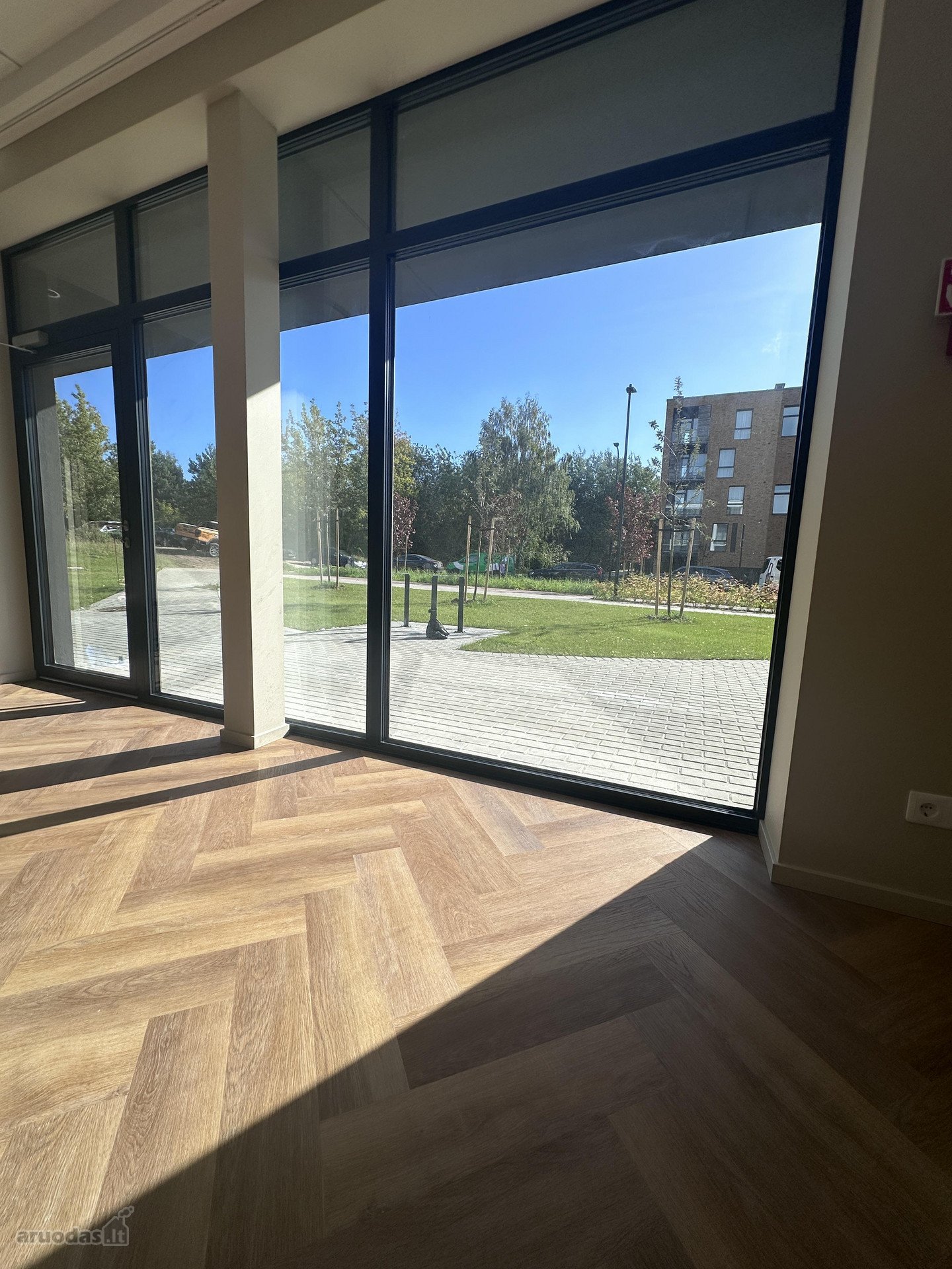 Naujos įrengtos komercinės patalpos “vyšnios