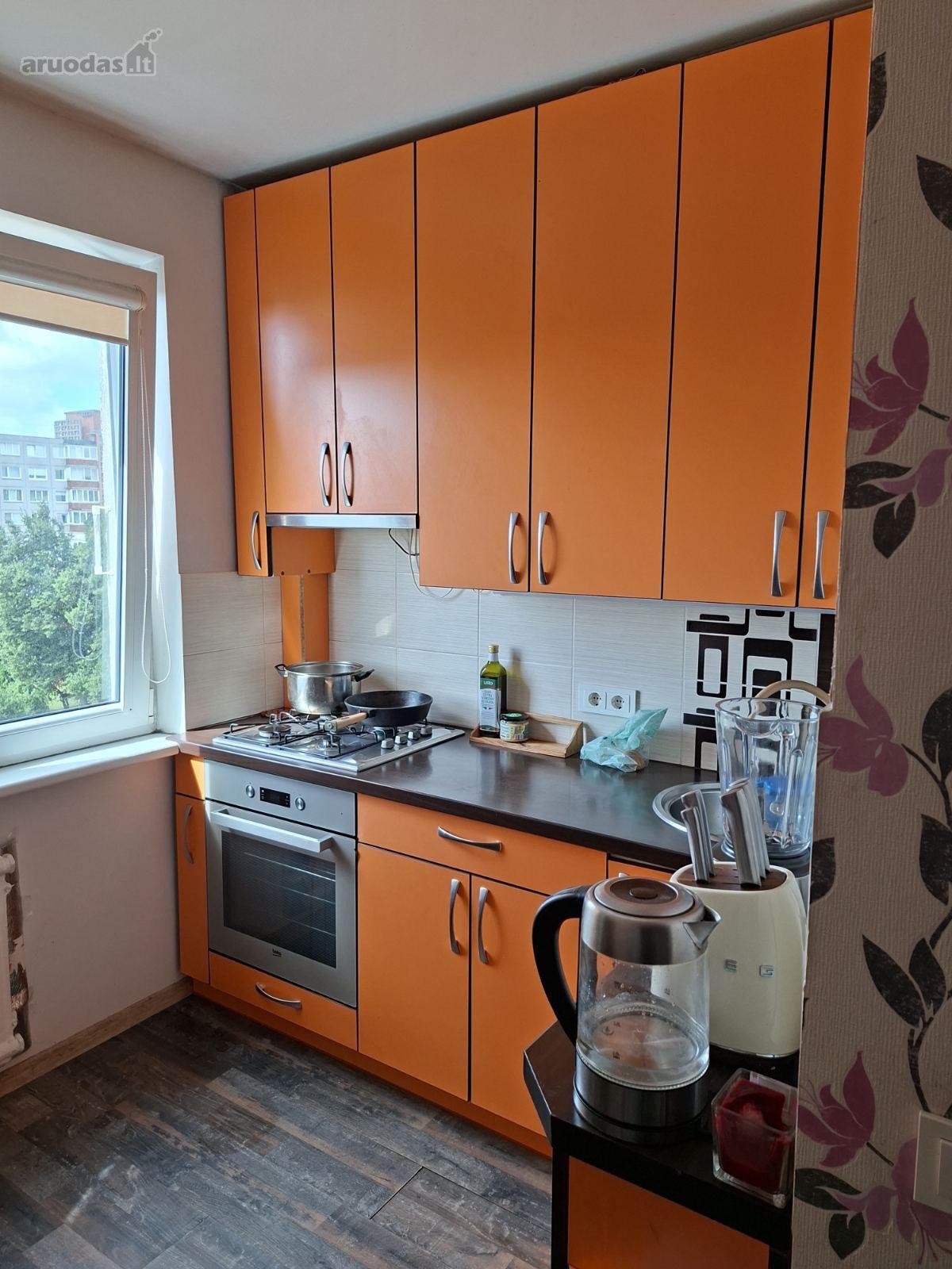 Namas dalinai renovuotas. Butas ne kampinis,
