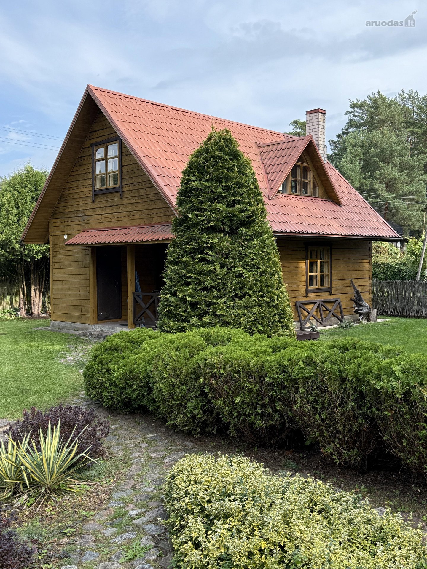 Parduodamas gyvenamas namas šalia pušyno,