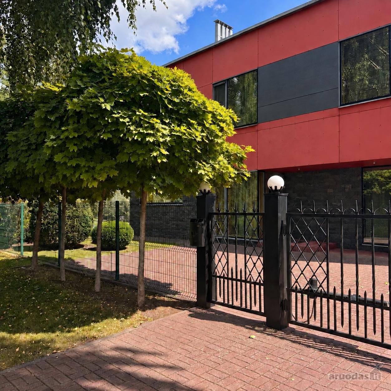 Parduodamas pilnai įrengtas, erdvus dviejų