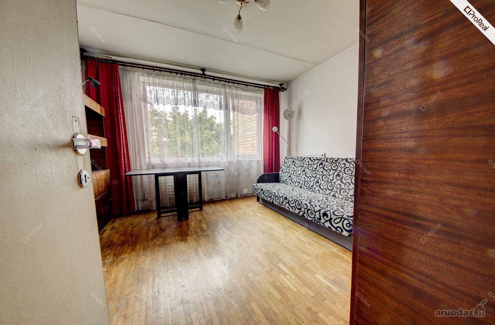 Išnuomojamas kambarys keturių kambarių bute