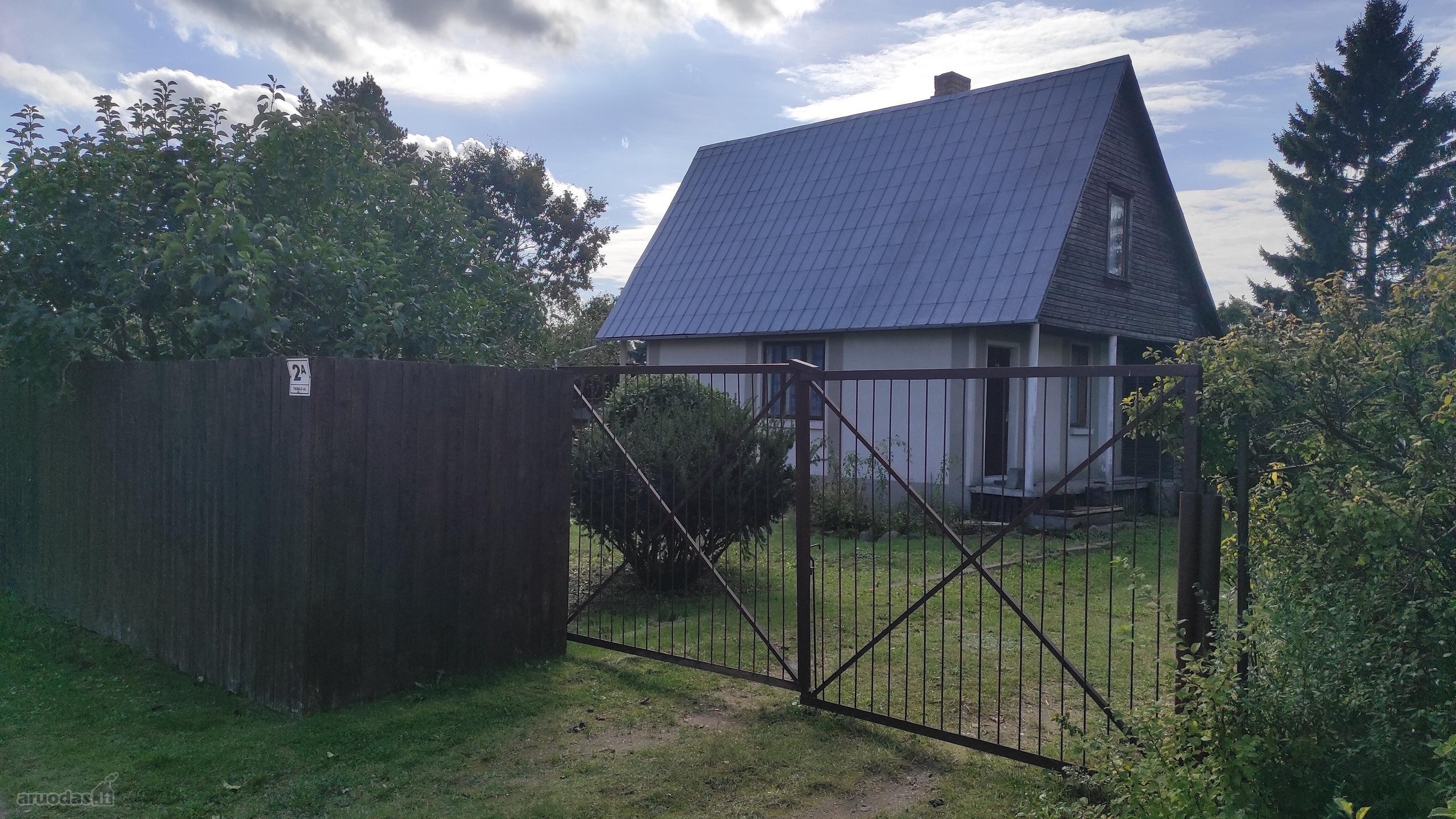 Parduodamas jaukus mūrinis sodo namas su