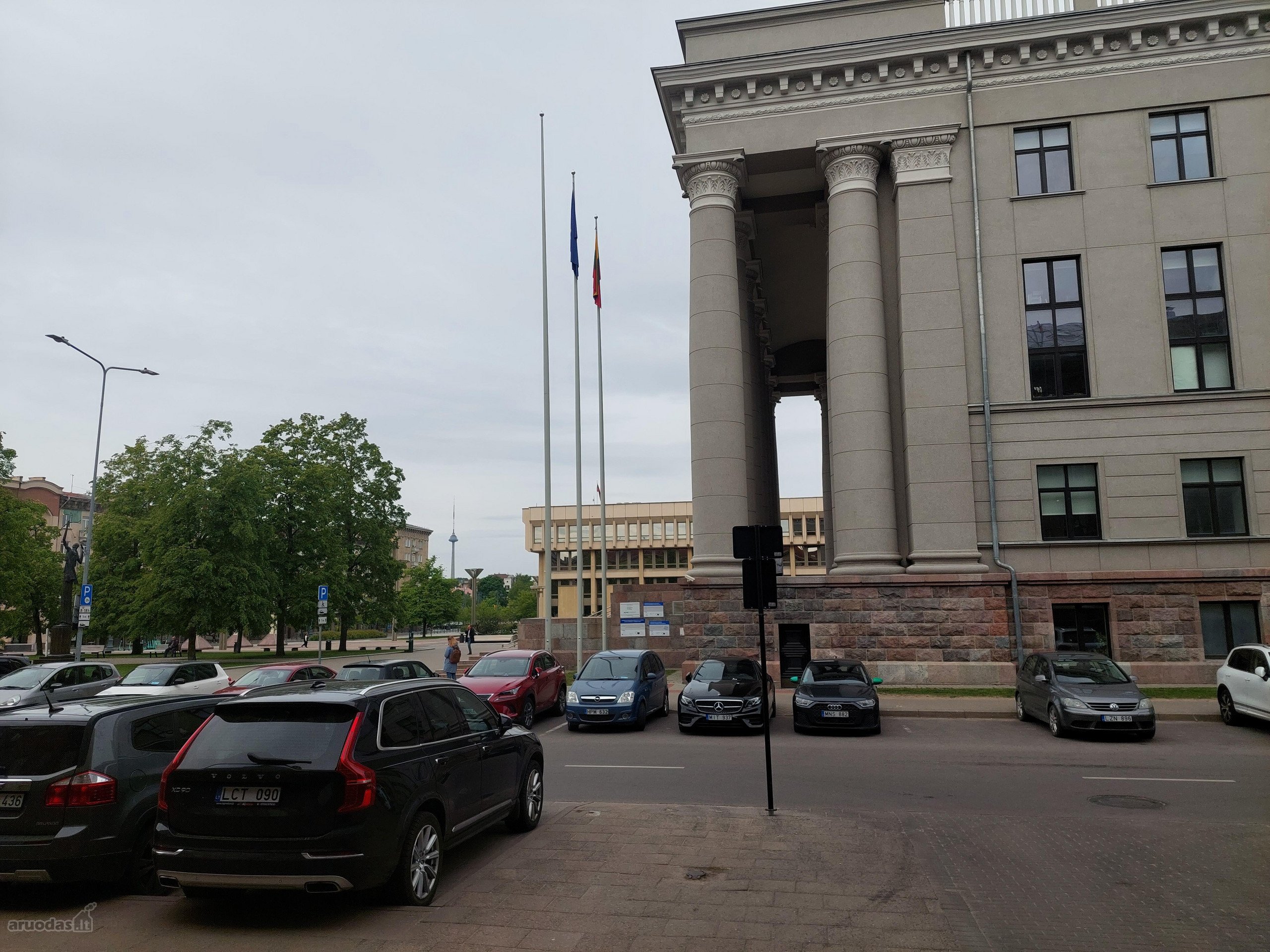 32 kvm patalpos cokoliniame aukste su atskiru
