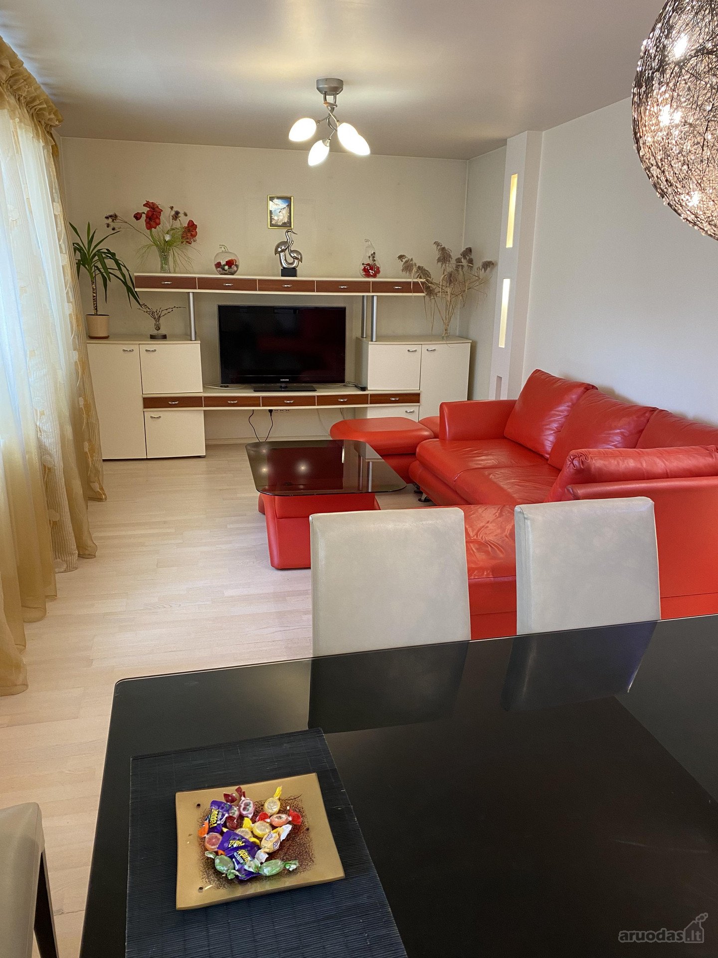 Nuomojamas tvarkingas 3 kambarių butas su