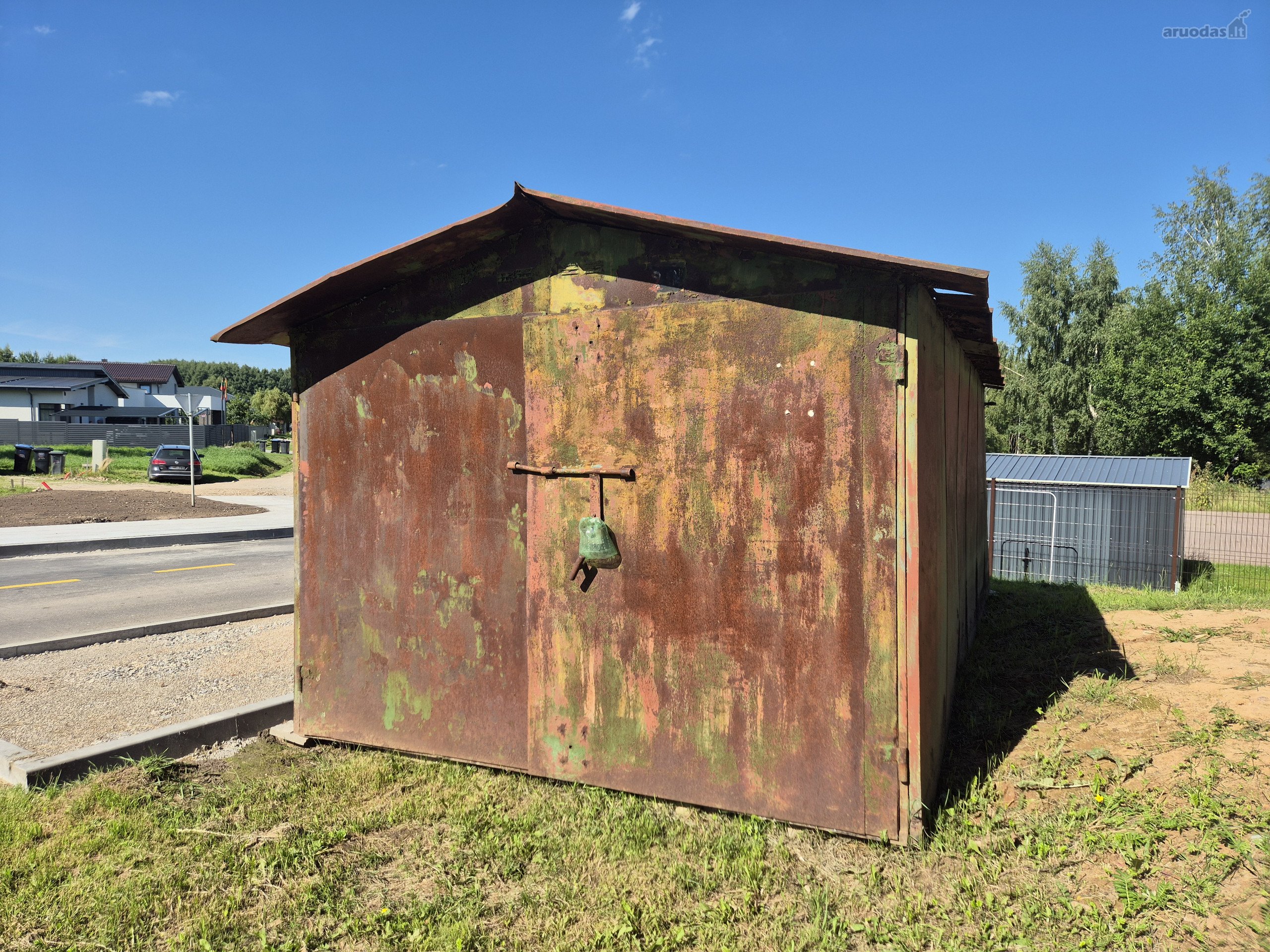 Parduodamas 18 m² metalinis garažas Pavilnyje.