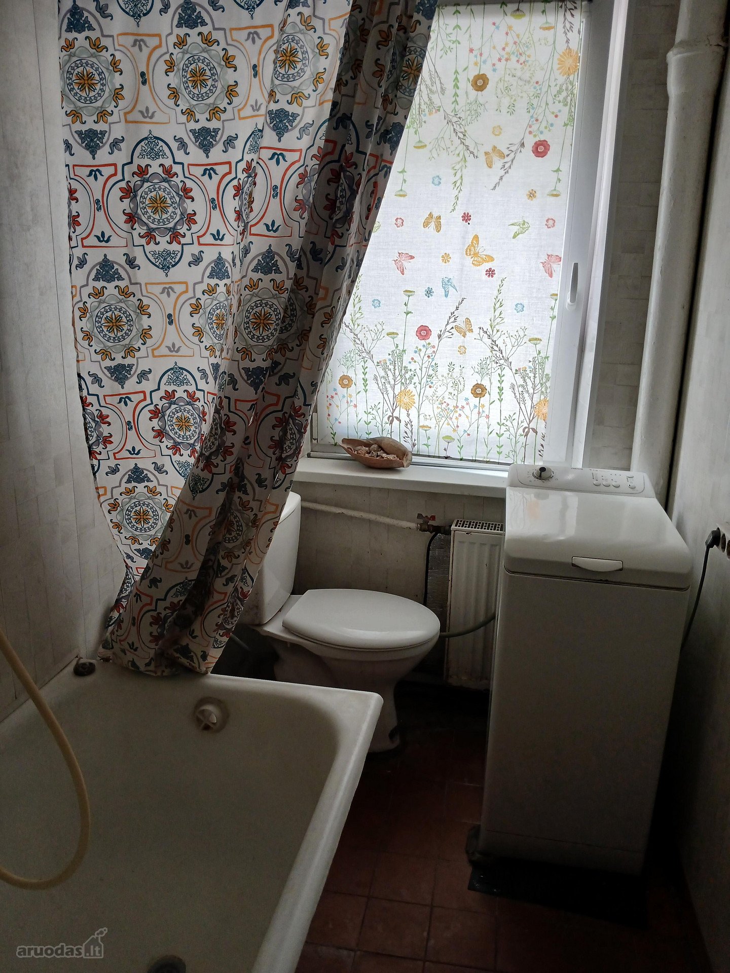 Išnuomojamas vienas kambarys trijų kambarių