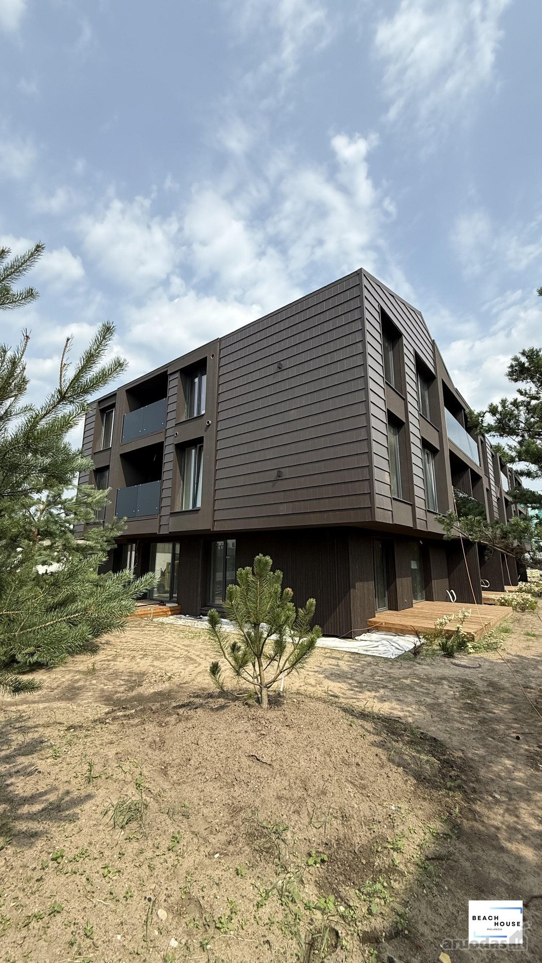 3 kamarių apartamentai su jau baigta apdaila.