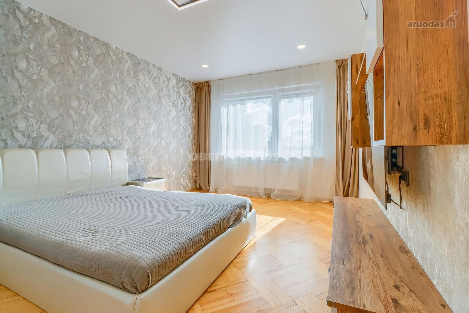 Parduodamas dviejų kambarių butas su baldais