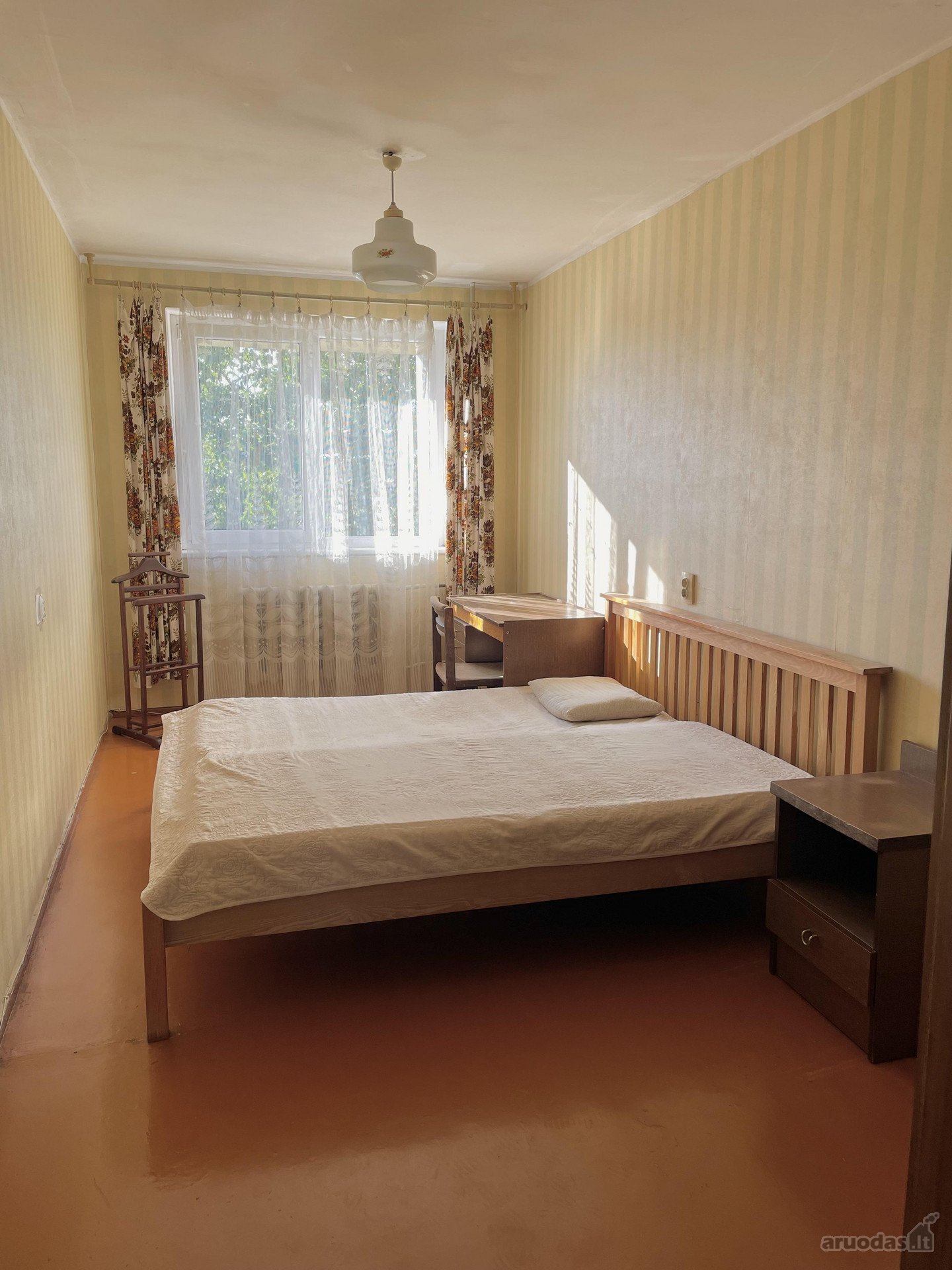 Nuomojamas 2 kambarių butas renovuotame name,