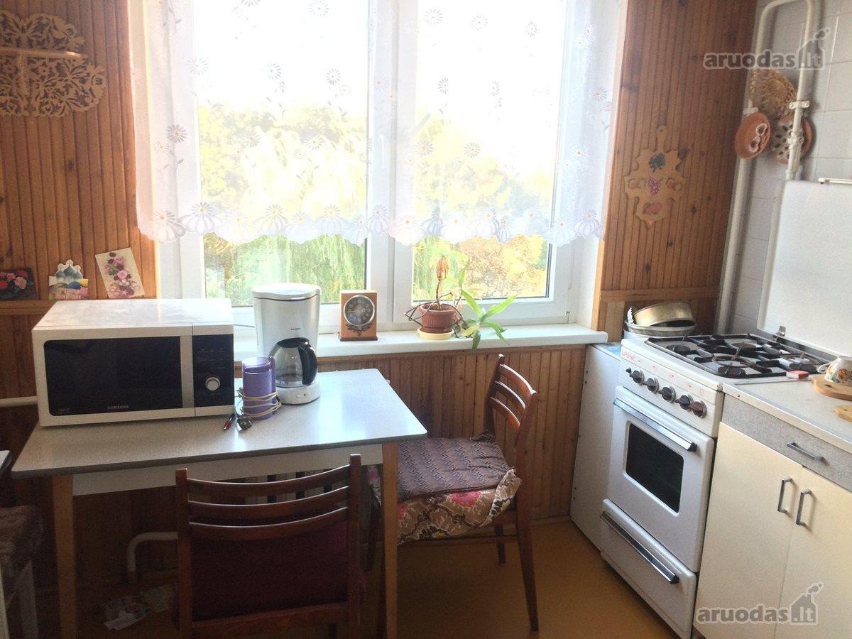 Parduodamas jaukus, šviesus ir šiltas keturių