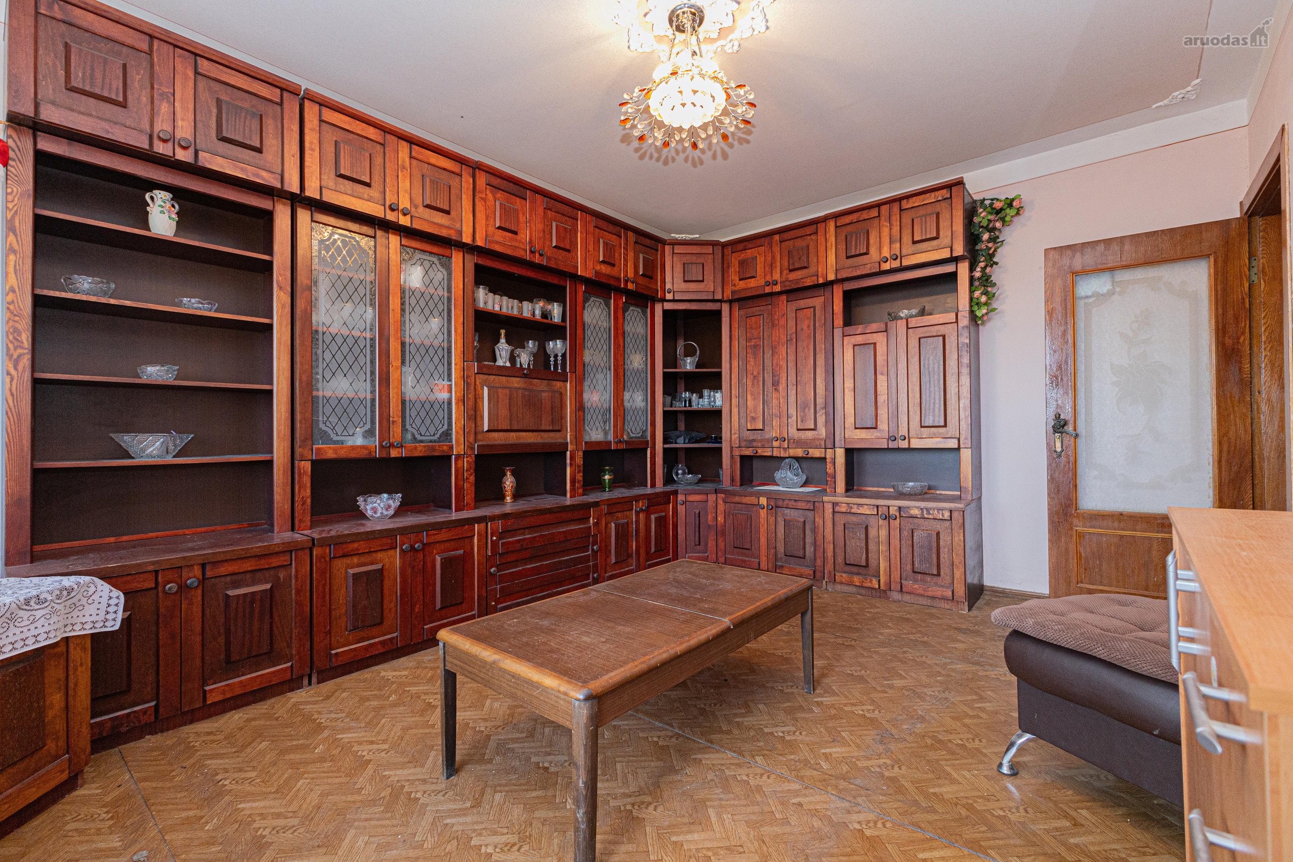 Parduodamas erdvus, keturių kambarių butas