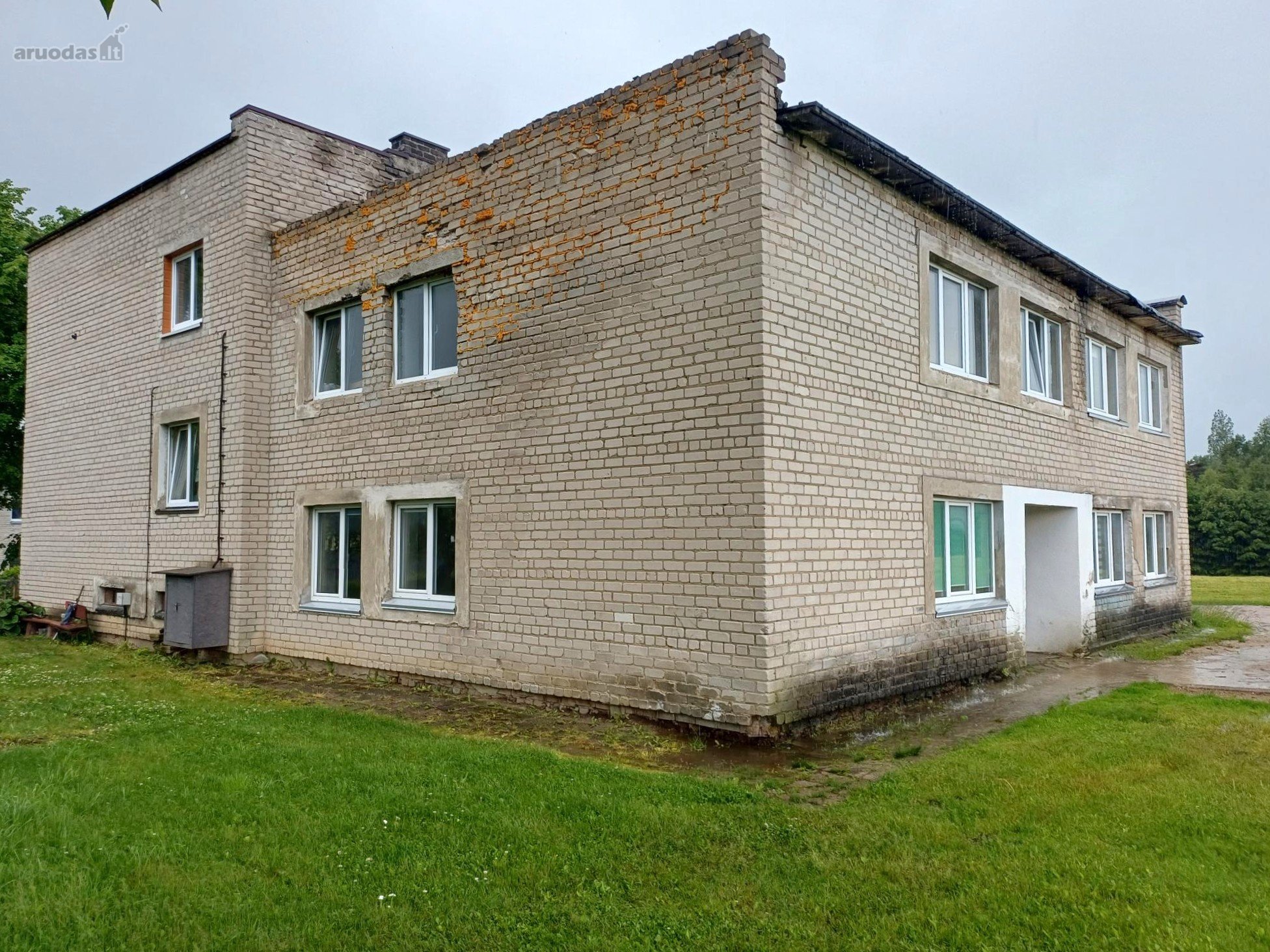 2 kambarių butas su priklausiniais ir žemės