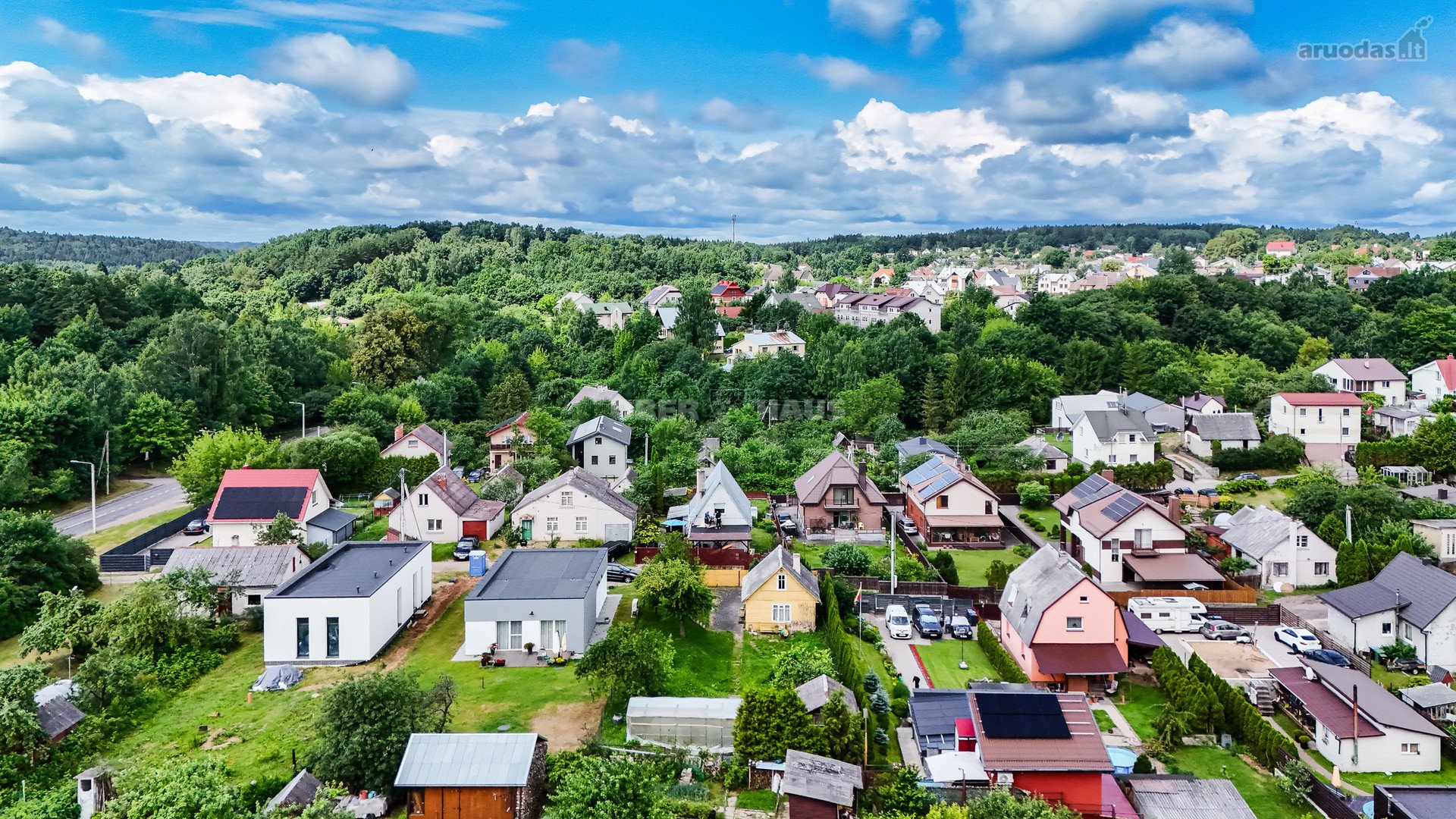 Parduodamas vasarnamis su žemės sklypu