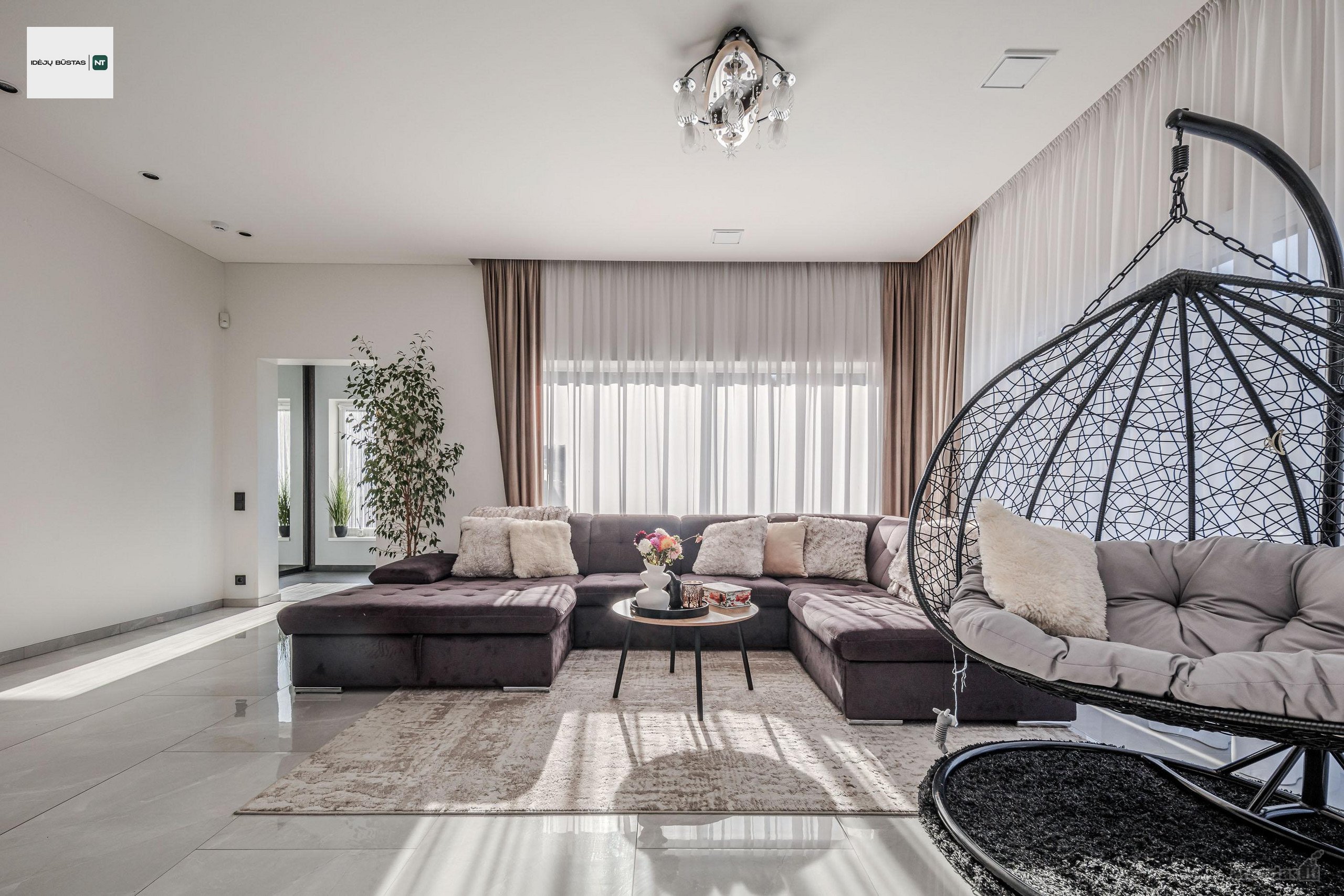 Parduodamas erdvus, apie 170 m², pilnai