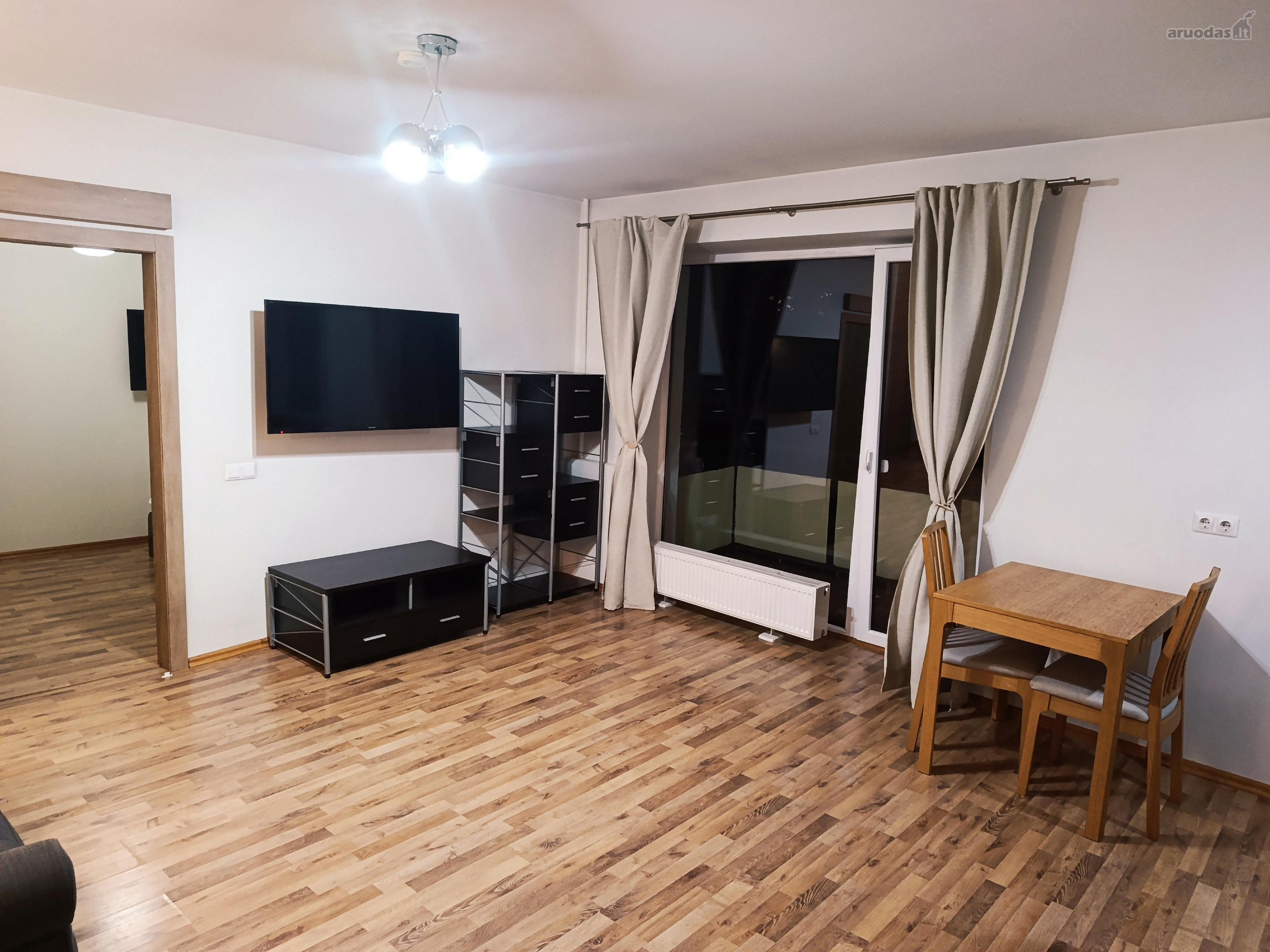 Butas yra šiltas, nenugyventas, langai į