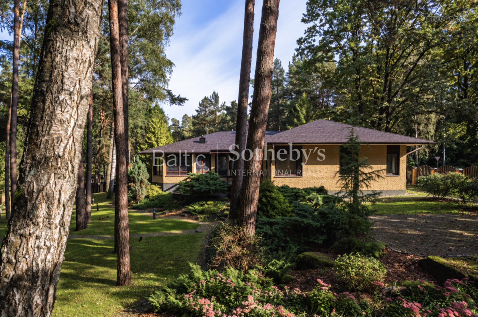 Parduodamas išskirtinis klasikinio stiliaus