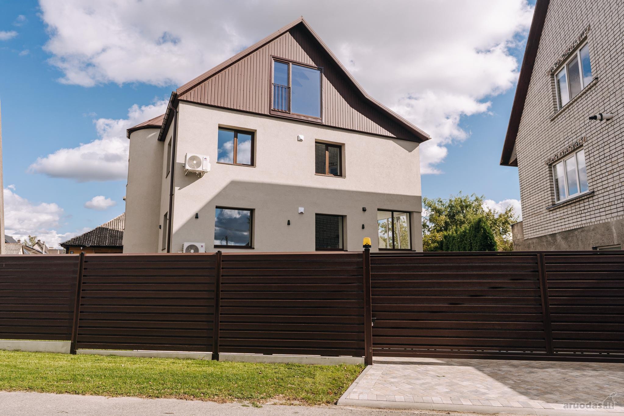 Išnuomuojamas Erdvus 4 Kambarių Butas Su Namo