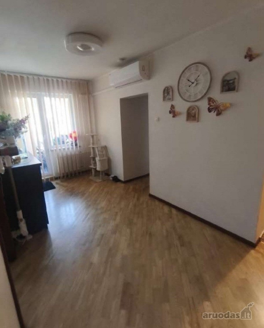 Parduodamas erdvus 3kambarių butas su holu
