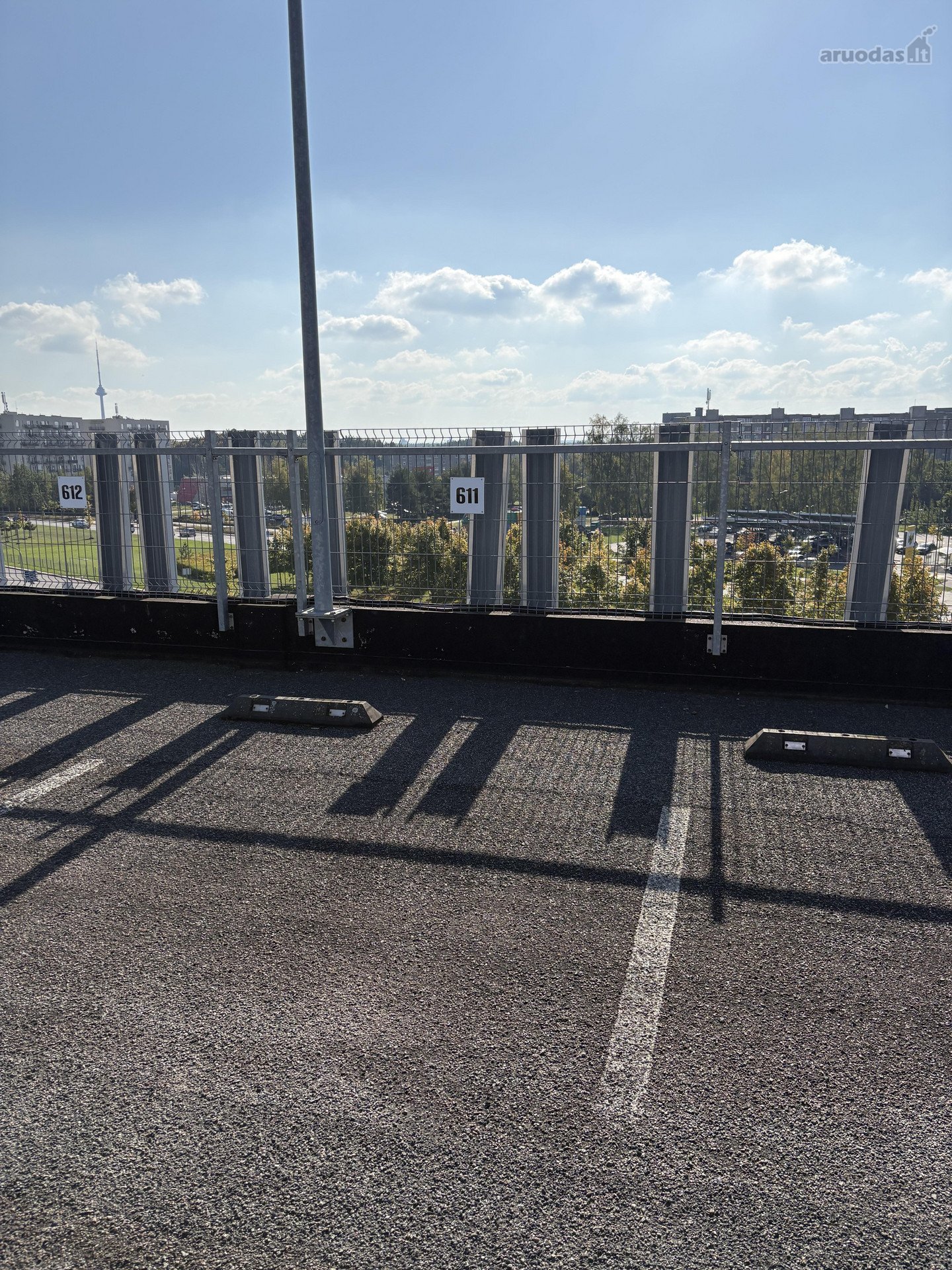 Parduodama antzeminę aikšteleje automobilio