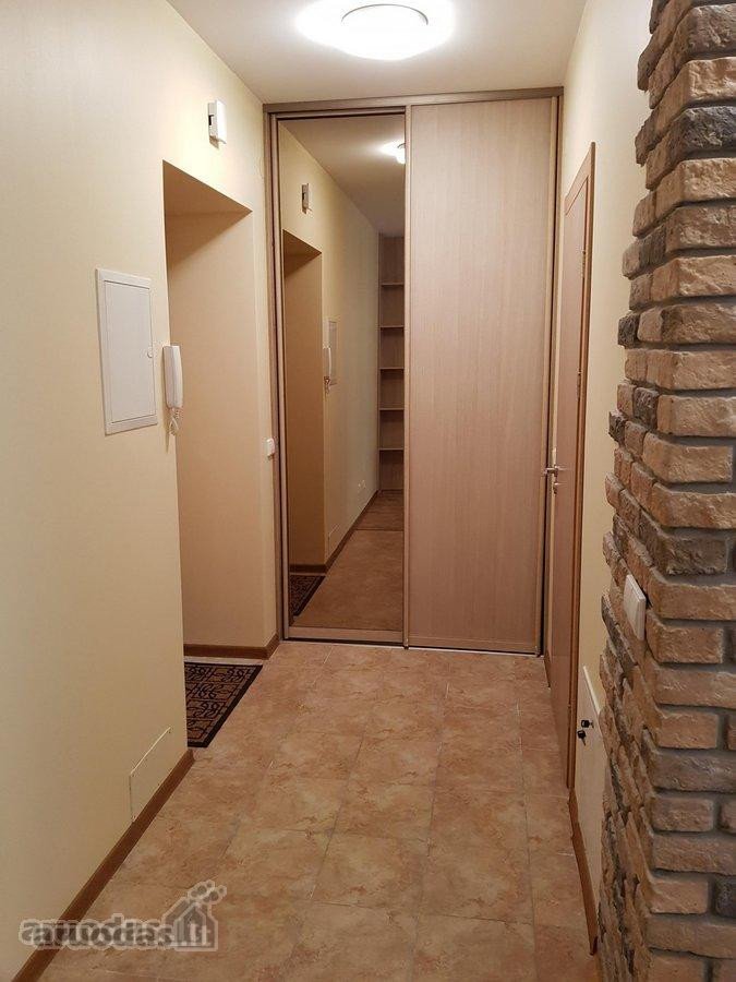 Išnuomojamas gerai įrengtas erdvus 3 (trijų)