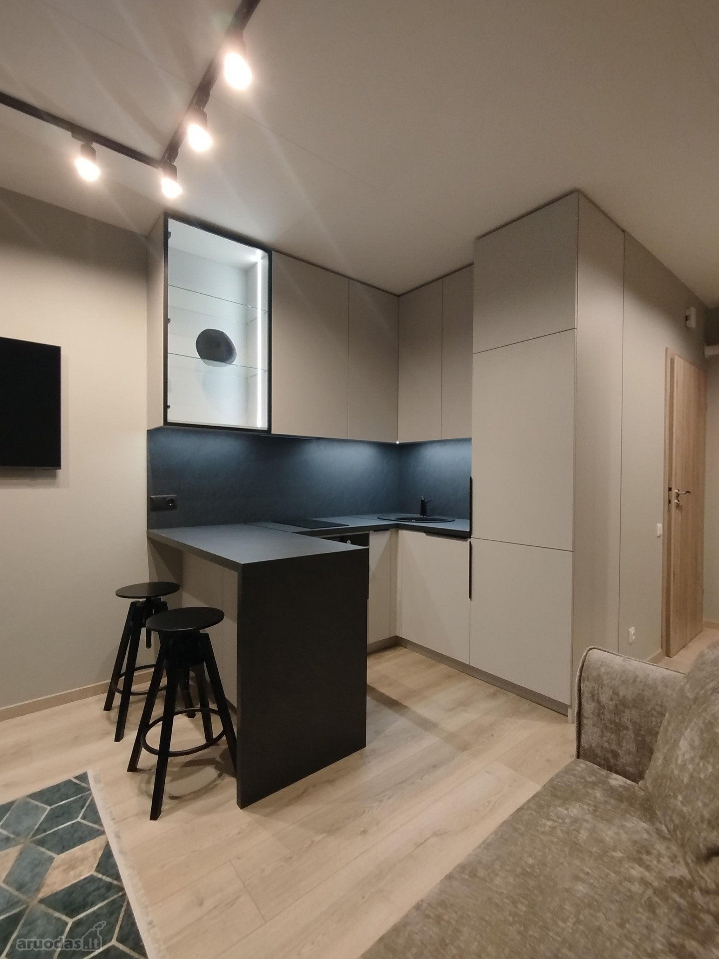 Nuomojamas nedidelis naujai įrengtas studio