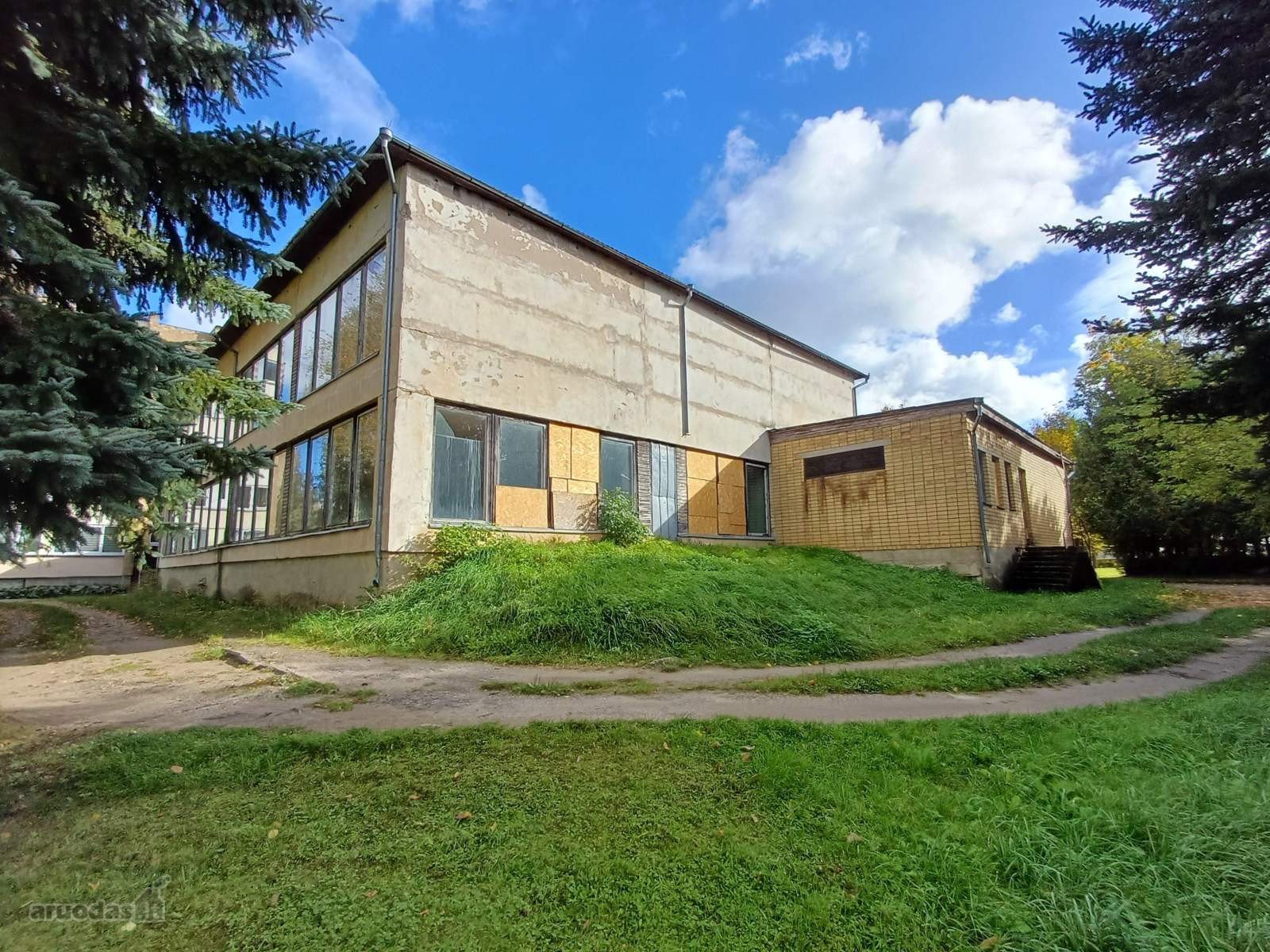 Valgykla su dalimi žemės sklypo