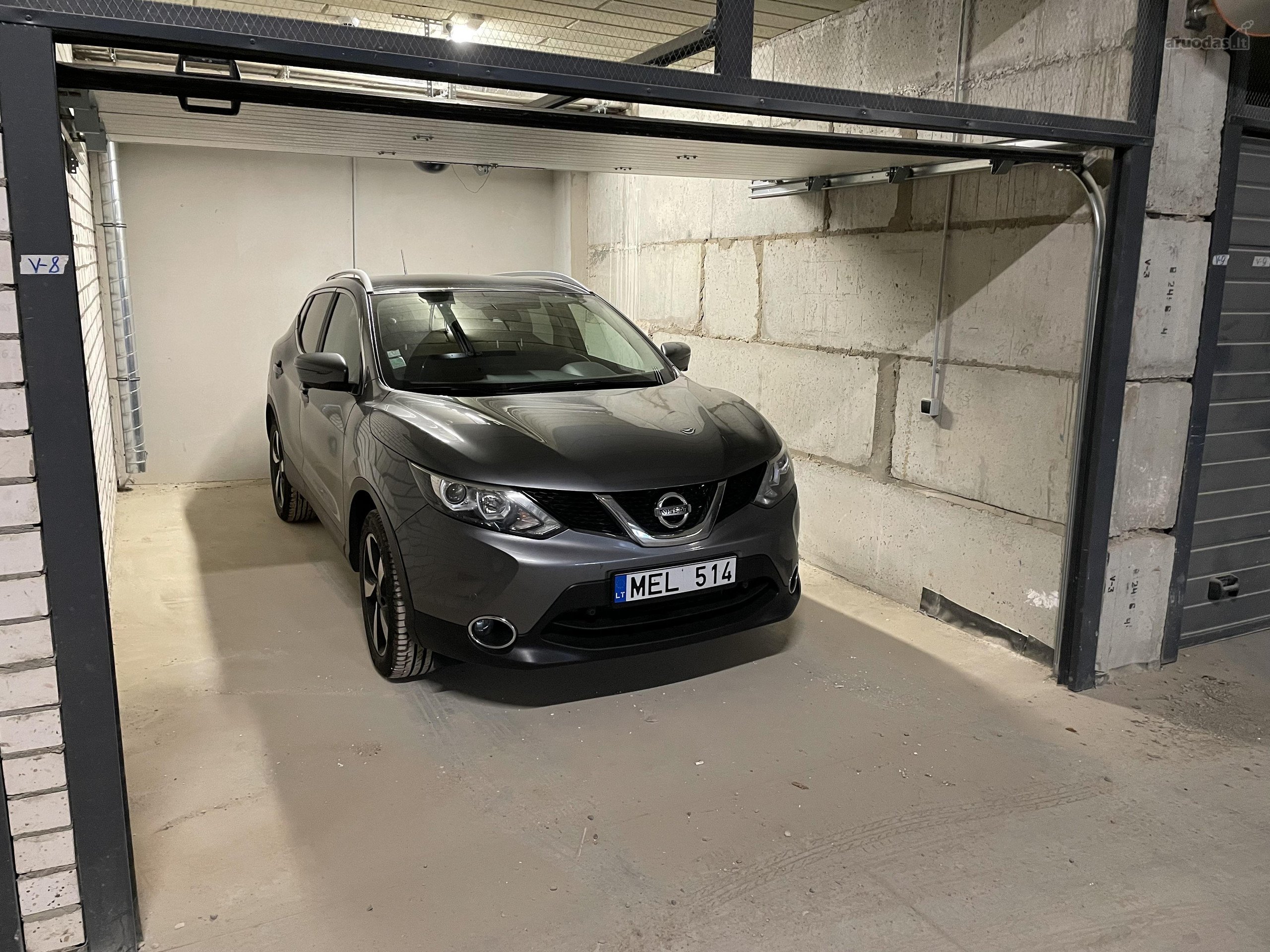 Garažas naujame name su automatiniais vartais.