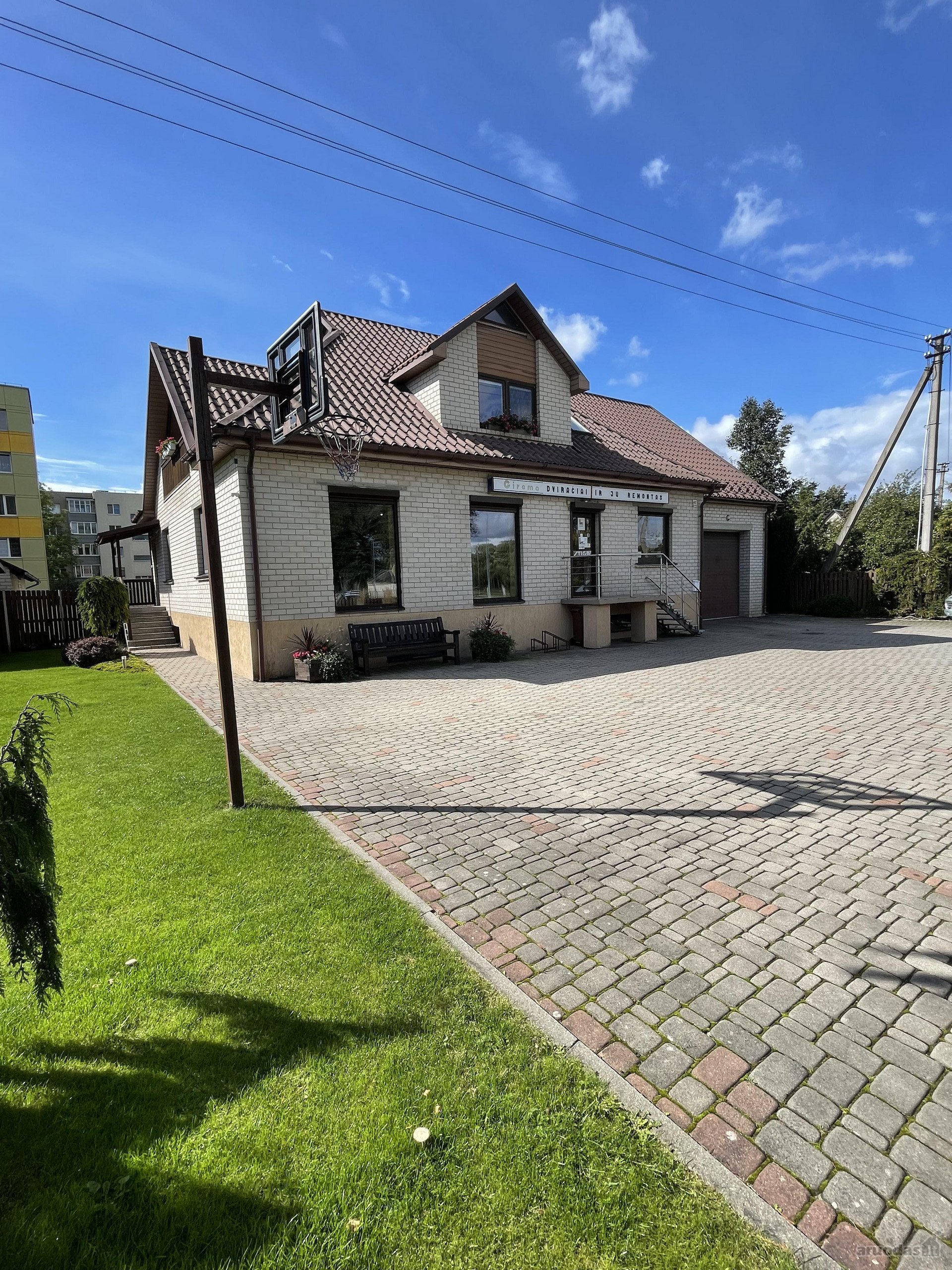 Parduodamas erdvus namas su komercinėmis