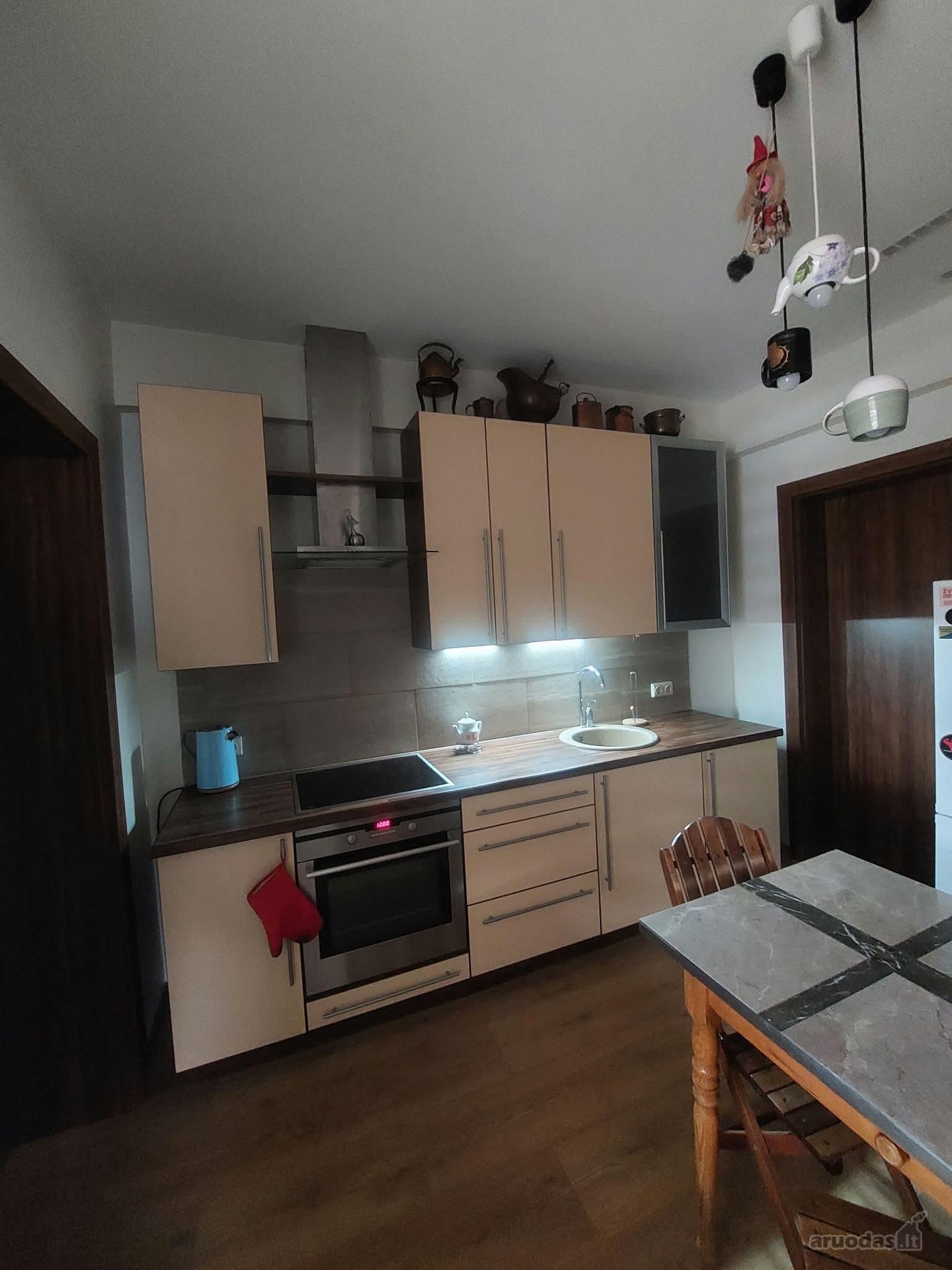 Išnuomoju miesto centre dalį namo. 2 kamb.,