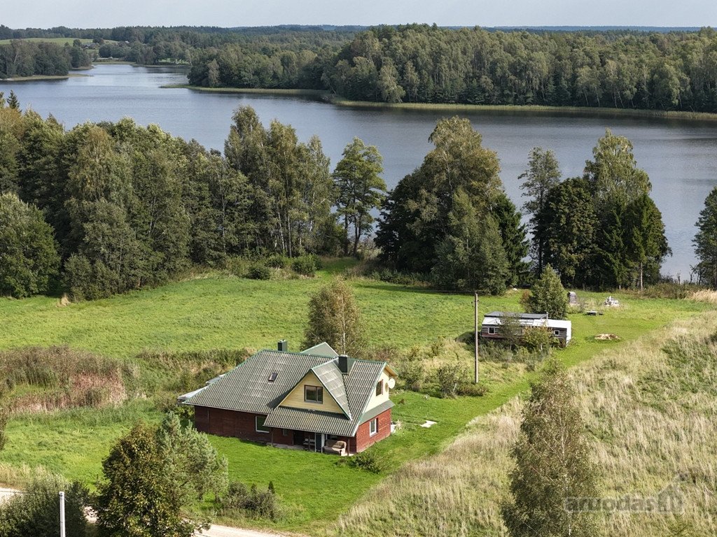 Ežerų gausybės apsuptyje, ant Ūsto ežero