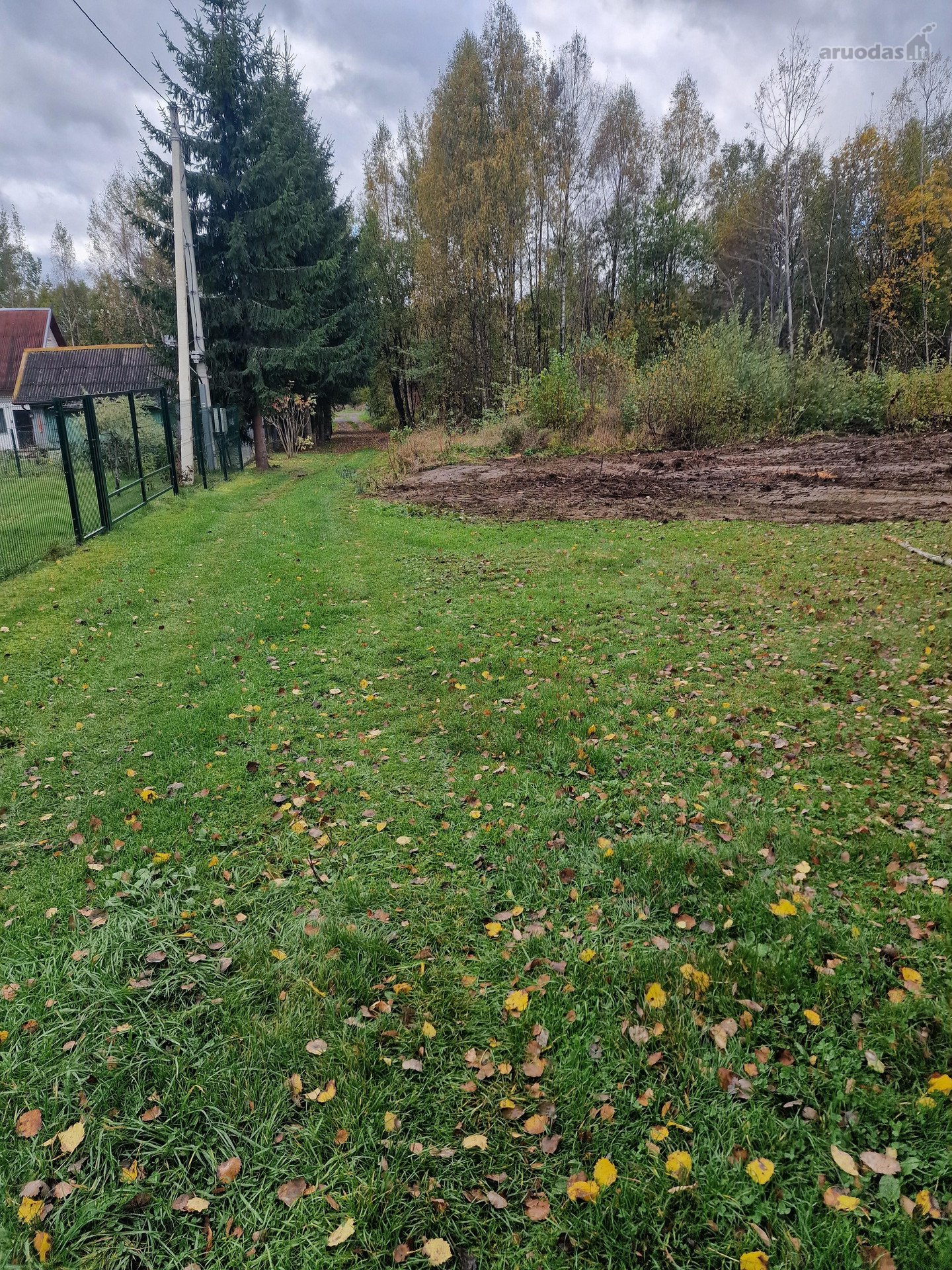 Sklypas soduose, aplinkui mažai apgyvendinta,